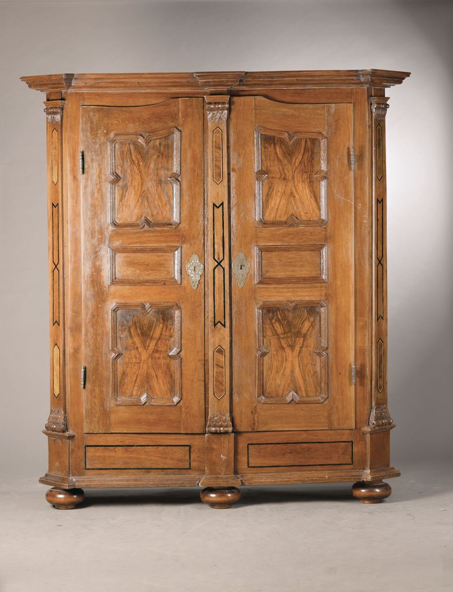 Spaltschrank, Franken, um 1770/80, Eiche mass., Front kassettiert mit Nußbaumfurnier, gespiegelt