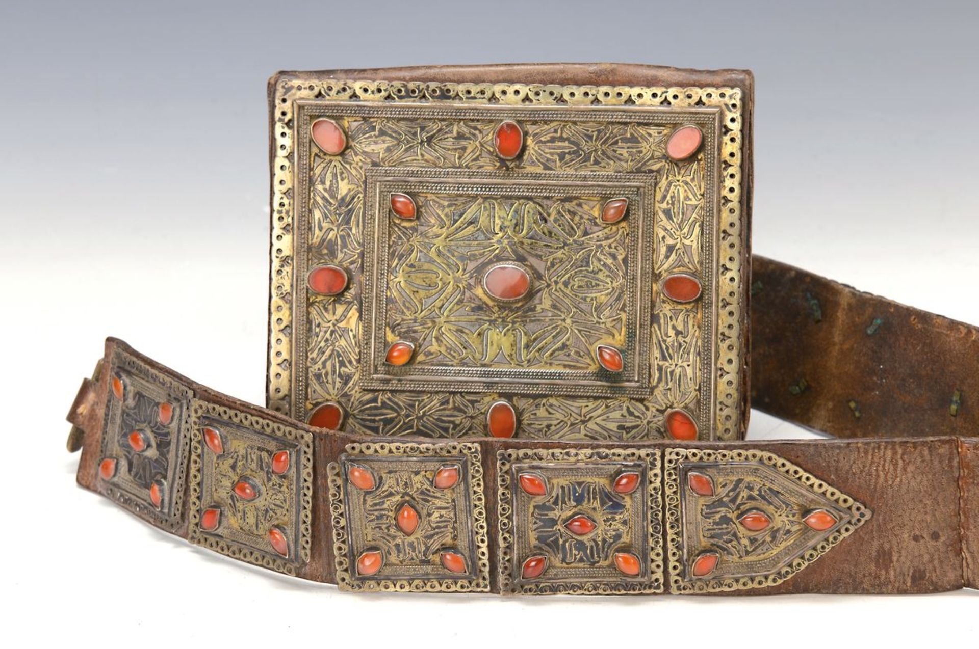 Amulettbehälter Typ Cheykel, Turkmenistan, um 1900, Silber geprüft, teilvergoldet, partiell in