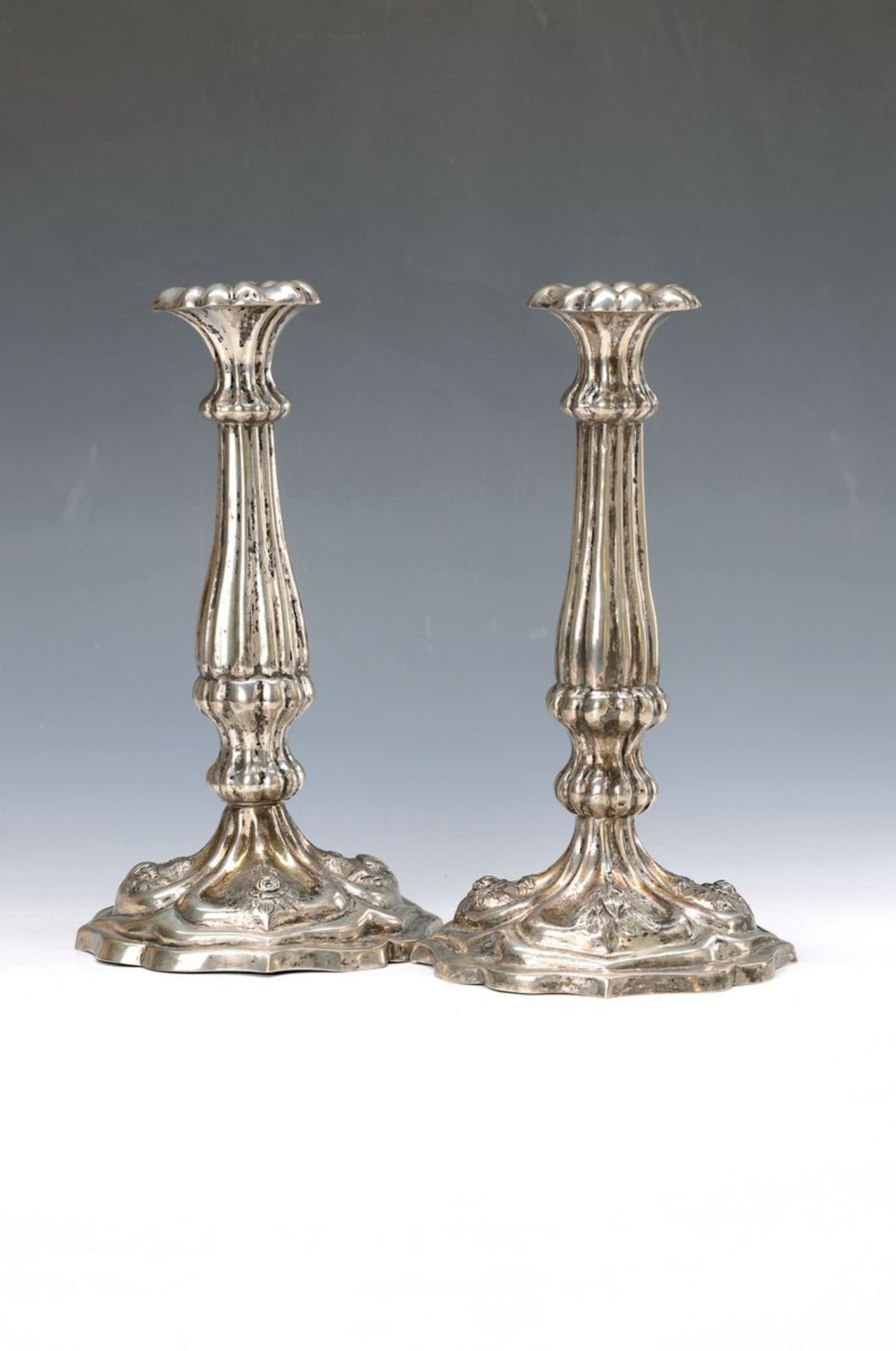 Paar Kerzenleuchter, Wien, 1854, Silber, barockisierende Form mit halbplastischem Rosendekor,