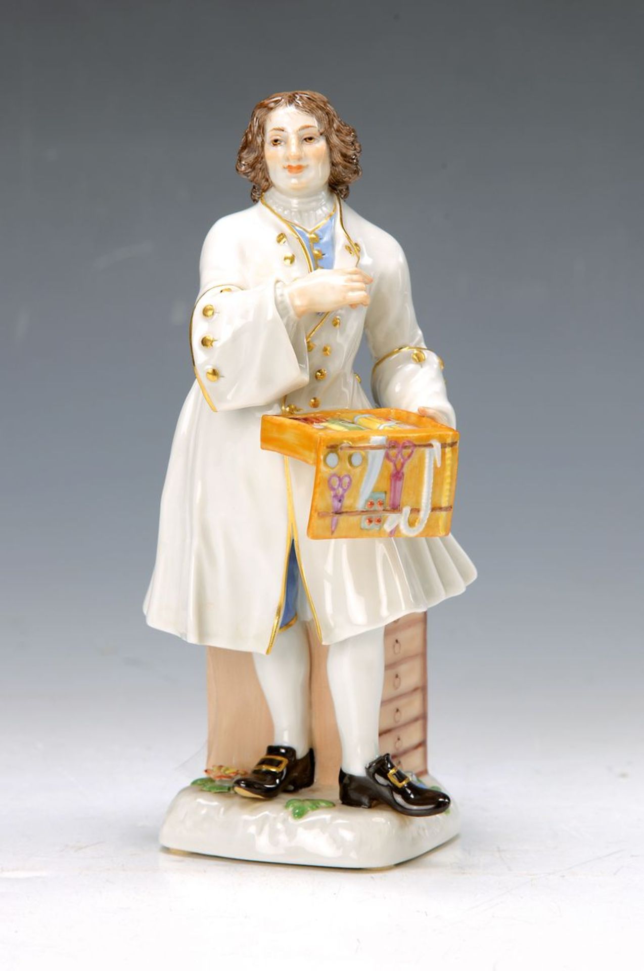 Porzellanfigur, Meissen, 2. Hälfte 20. Jh., Galanterieverkäufer, polychrom bemalt, Goldstaffage, ein