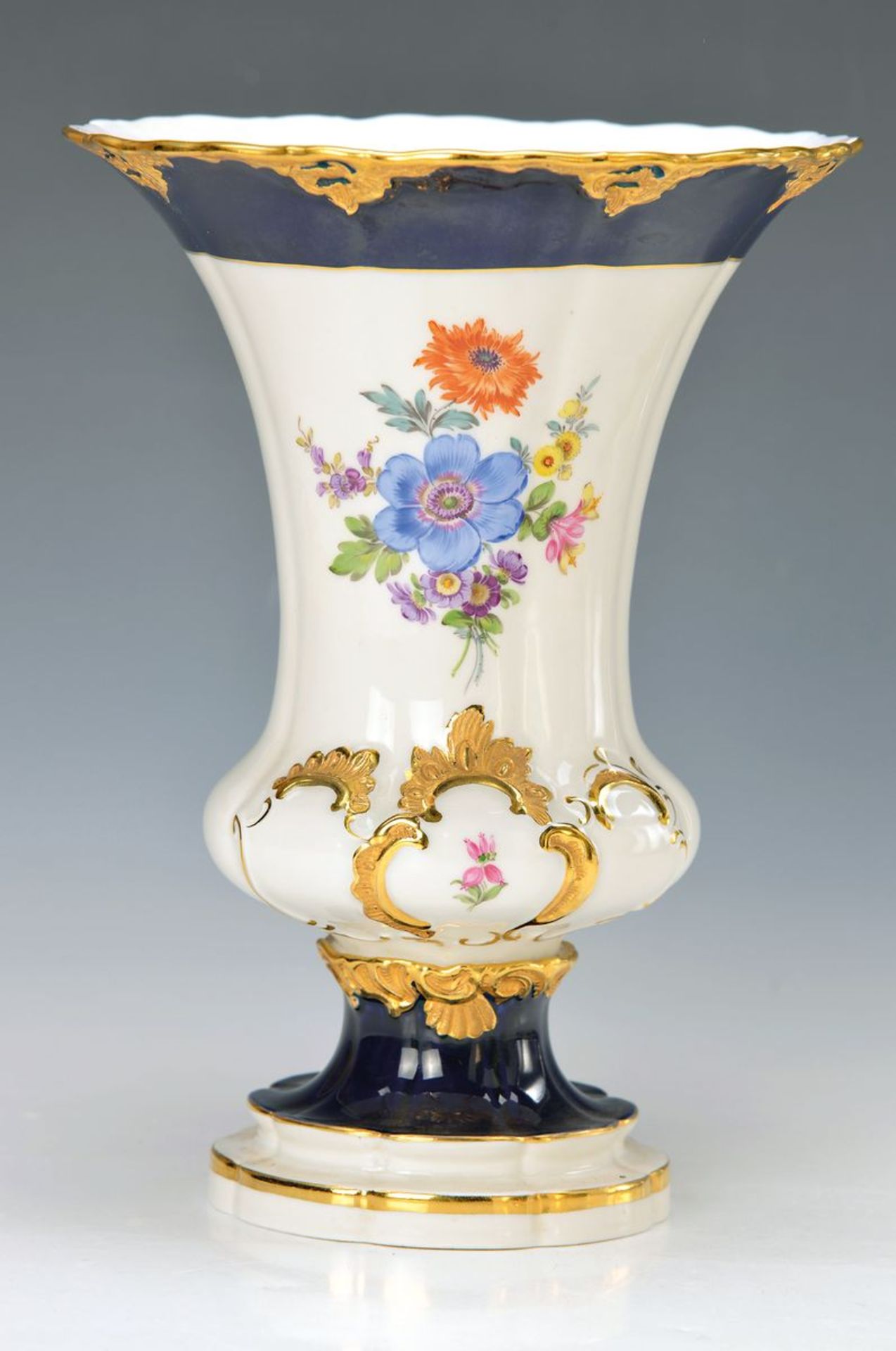 Vase, Meissen, 20. Jh., 2.Wahl, partiell kobaltblau glasiert, Rocaillenrelief matt- und