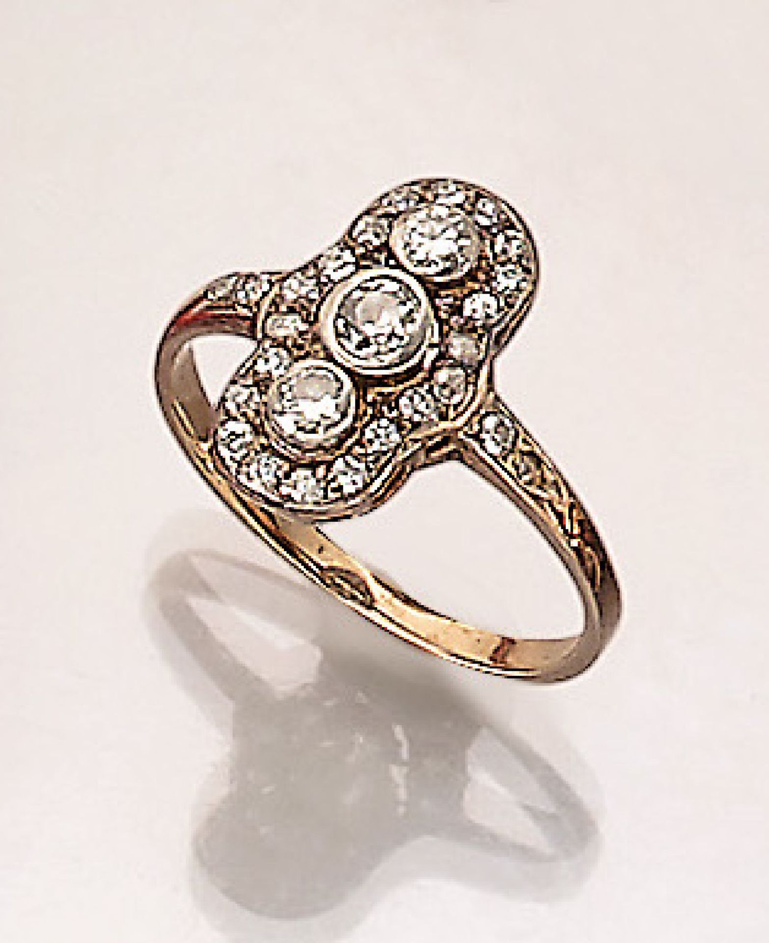 Art-Deco Ring mit Diamanten, deutsch um 1920/ 30, GG/WG 585/000, 3 in WG erhaben