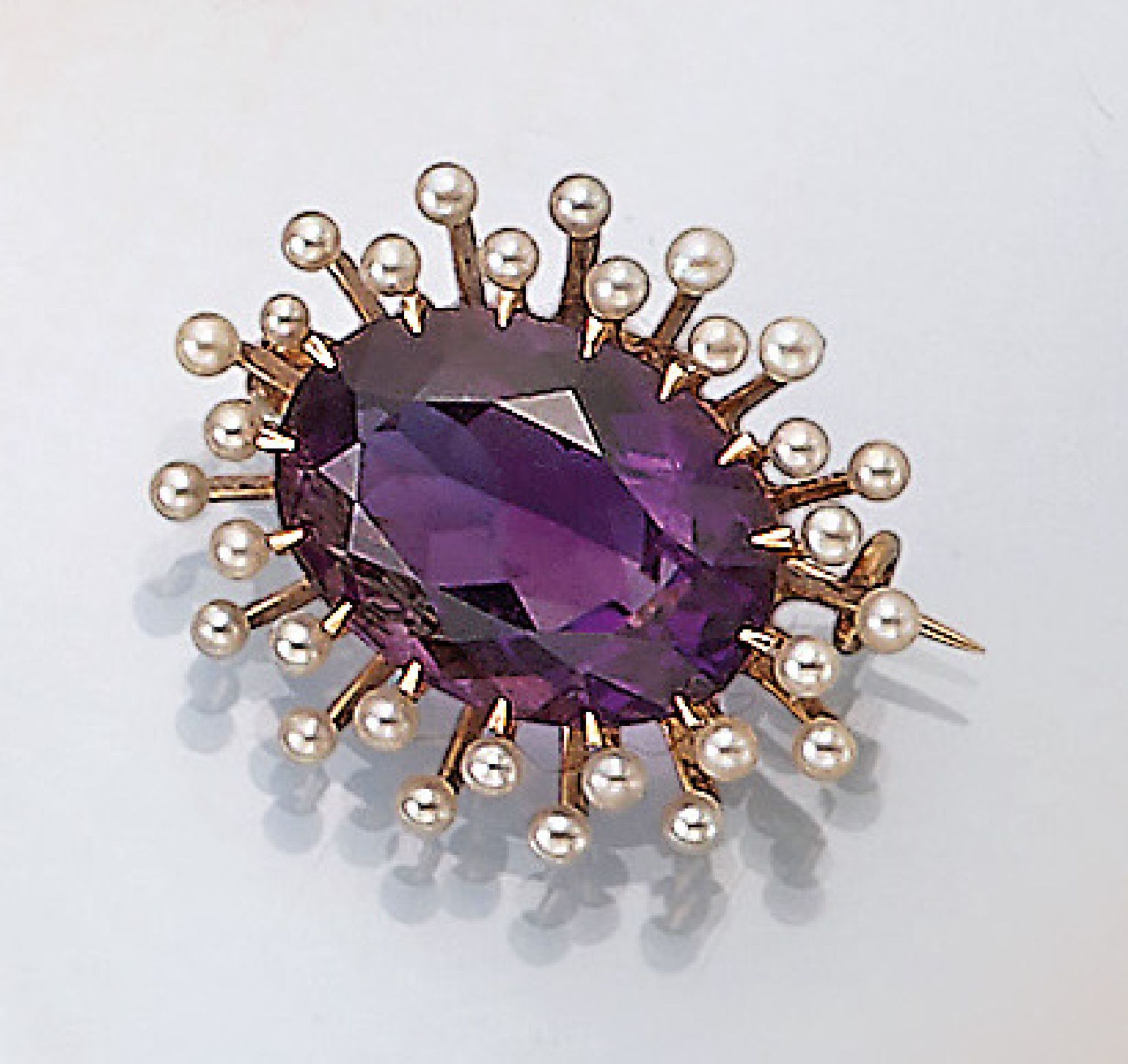 14 kt Gold Brosche mit Amethyst und Perlen, deutsch um 1900, GG 585/000, ovalfacett. Amethyst ca.