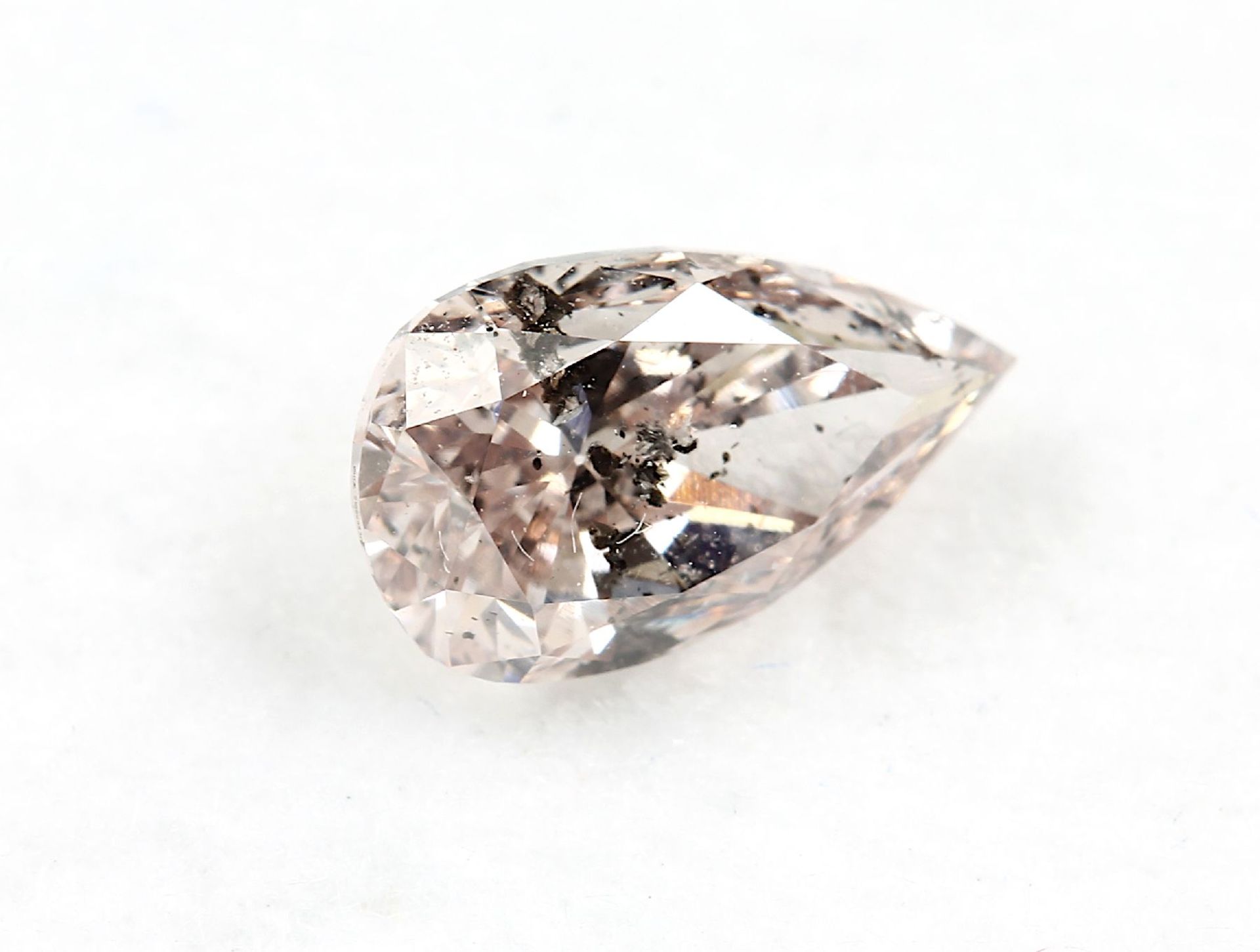 Loser Diamanttropfen, 0.54 ct, 6.91 x 4.11 x 2.76 mm, natural fancy brownish pink, mit GIA Expertise - Bild 2 aus 3