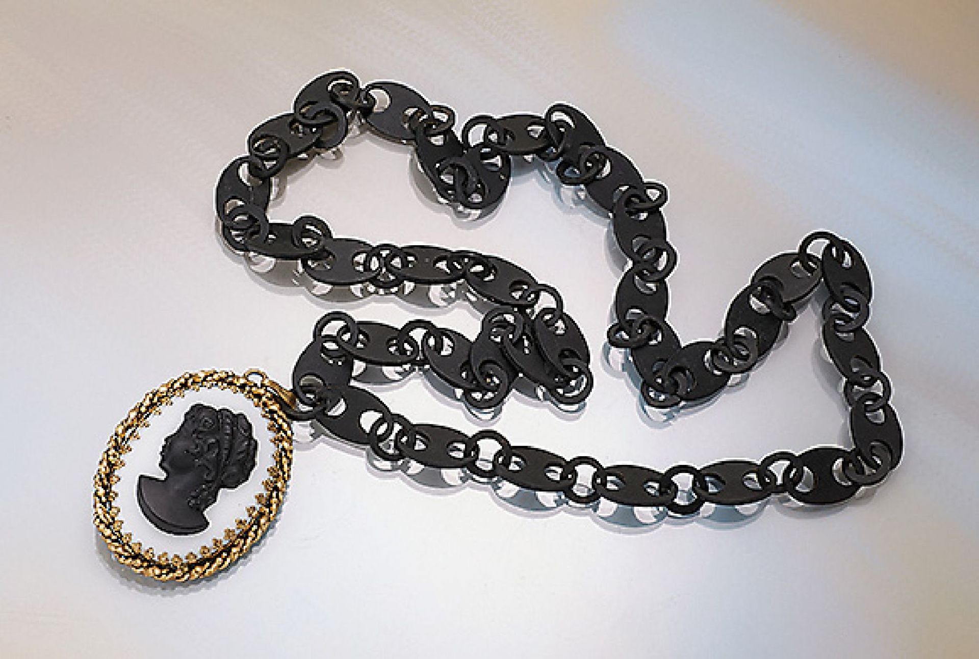 Collier mit Gagat, Frankreich um 1850/60, Mittelteil in Form eines Anhängers, Metall verg., mit