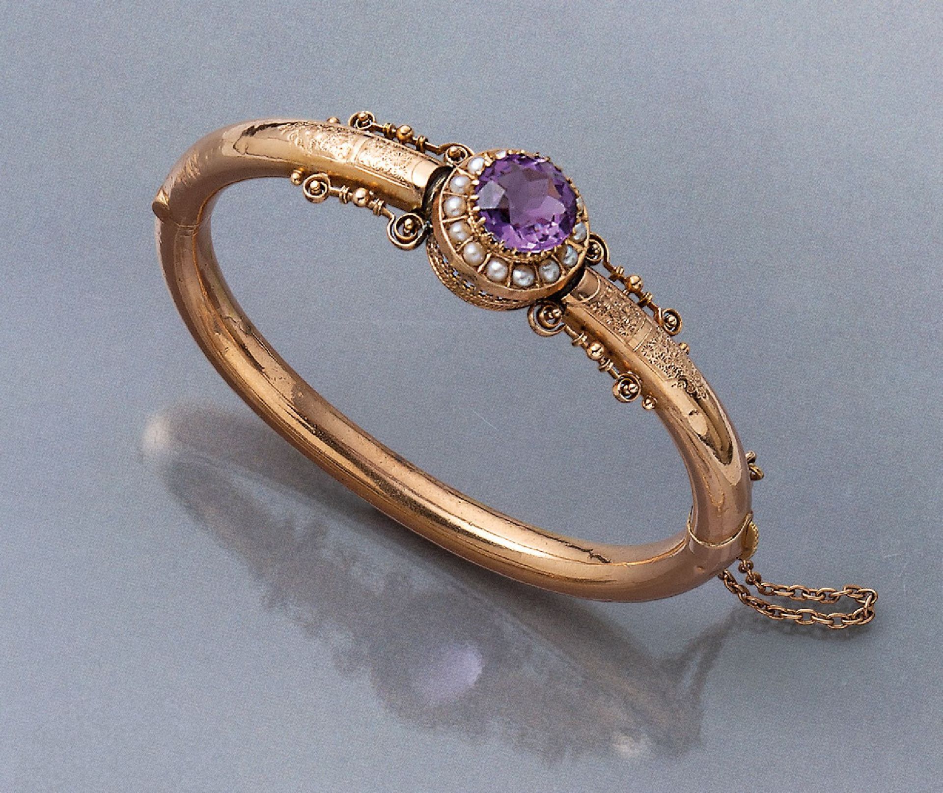 14 kt Gold Armreif mit Amethyst und Perlen, um 1860/80, RoseG 585/000, mittig rund- facett. Amethyst