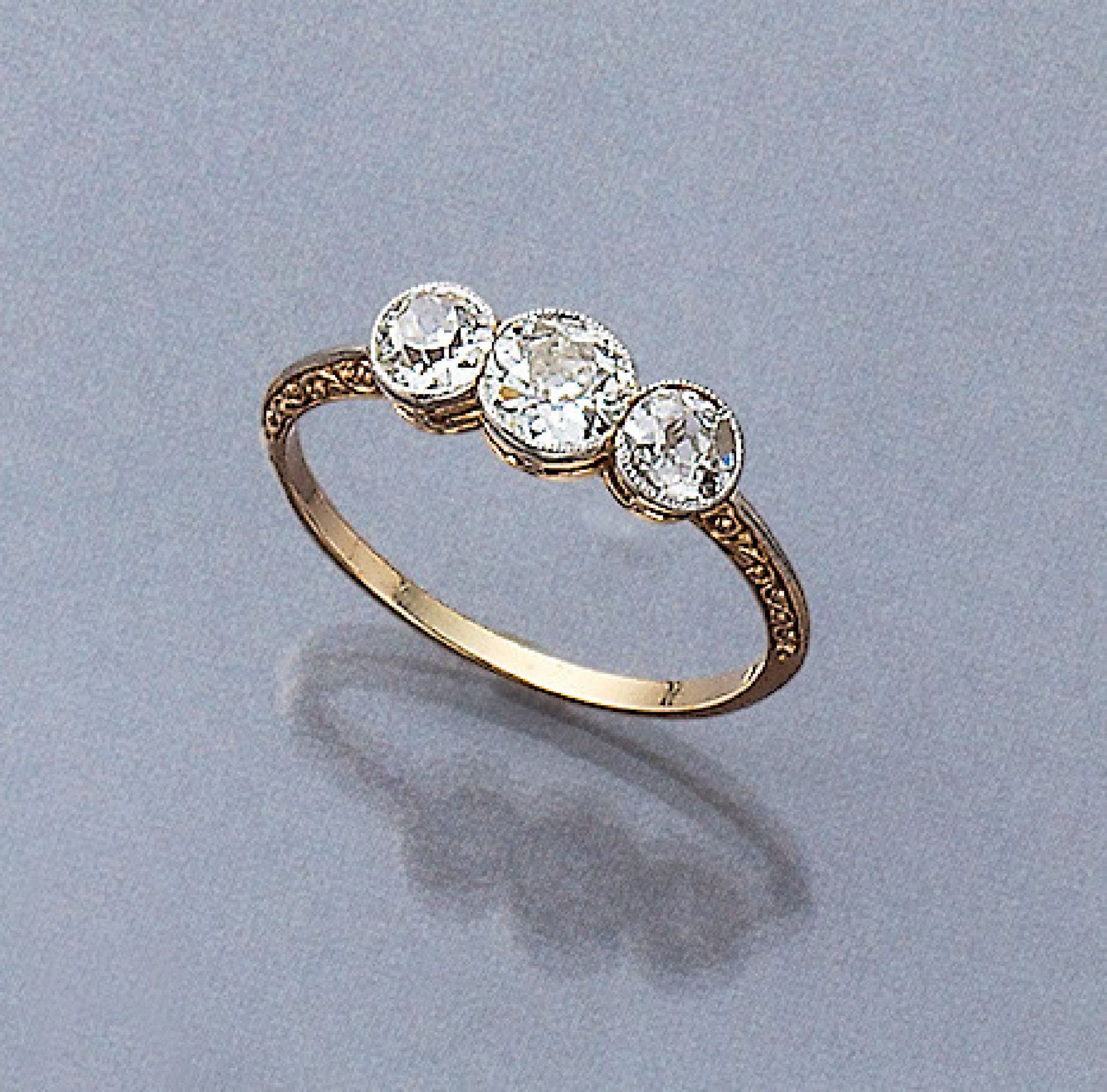 14 kt Gold Jugendstilring mit Diamanten, um 1900/10, in Platin gefasste 3 Altschliff- diamanten zus.