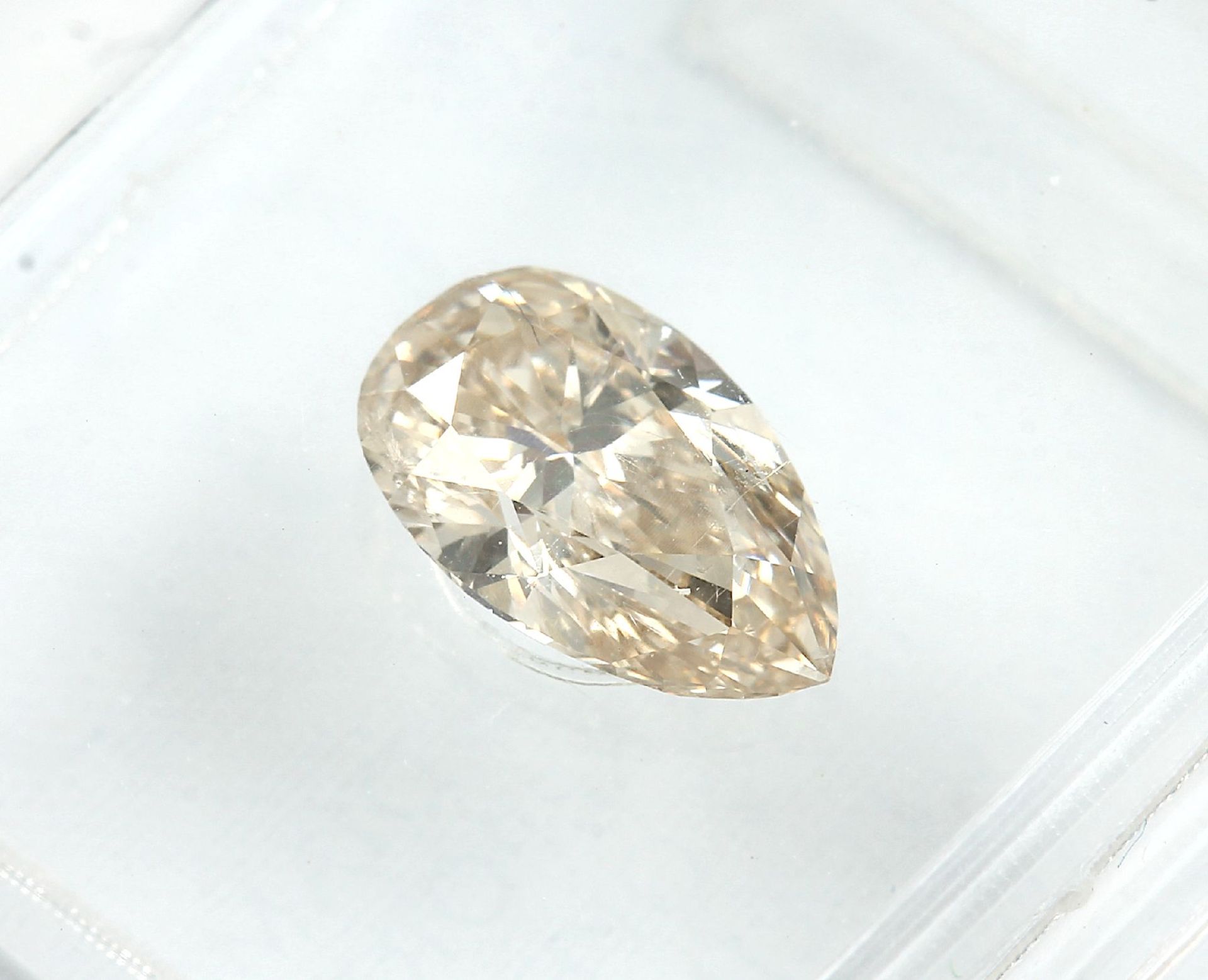 Loser Diamanttropfen, 0.72 ct, 7.55 x 4.81 x 3.07 mm, natural fancy light yellowish brown/p1, - Bild 2 aus 3
