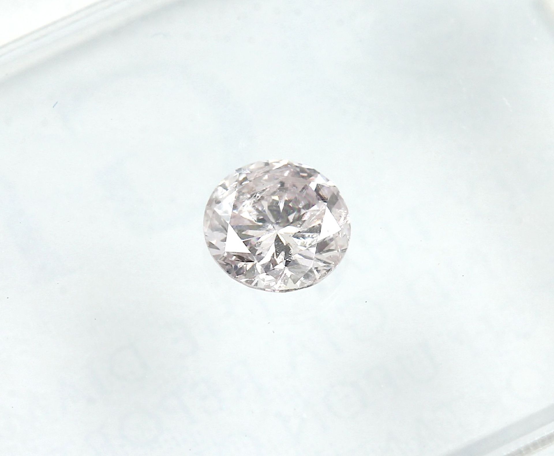 Loser Brillant, 0.20 ct, 3.72 x 3.79 x 2.27mm, natural faint pink, verschweißt, mit GIA-Expertise - Bild 2 aus 3