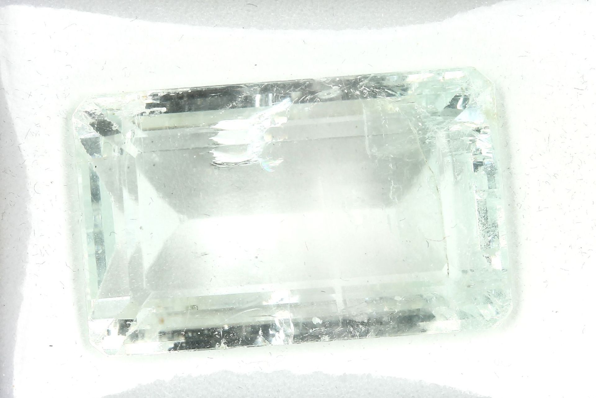 Loser facett. Aquamarin im Emerald Cut ca. 82.0 ct, fast farbloser Beryll Schätzpreis: 2300, -