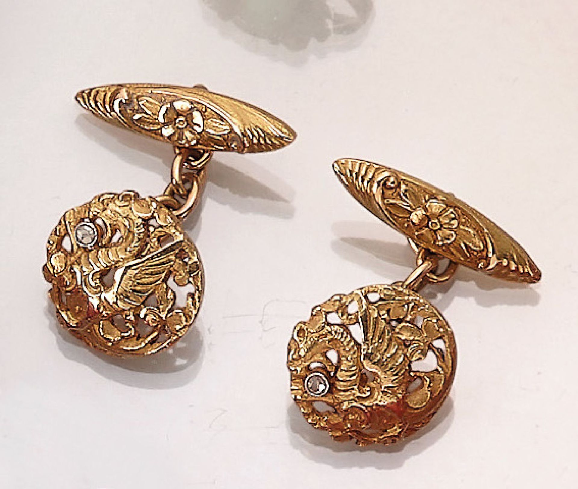 Paar 18 kt Gold Jugendstil-Manschettenknöpfe, GG 750/000, um 1910, Drachen mit Diamantrosen im Maul,