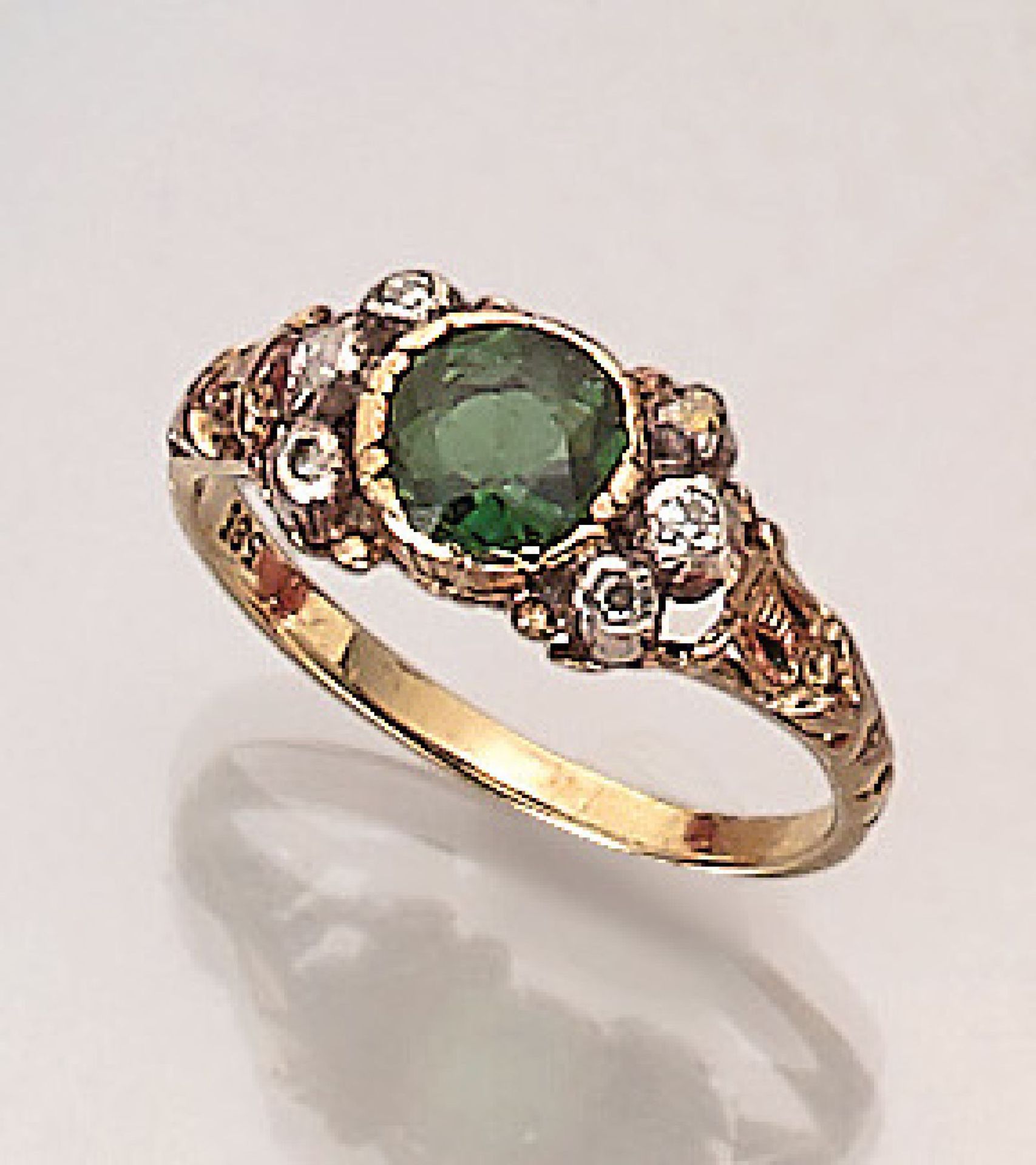 14 kt Gold Ring mit Turmalin und Diamanten, GG 585/000, um 1890/1900, mittig rund facett. Turmalin