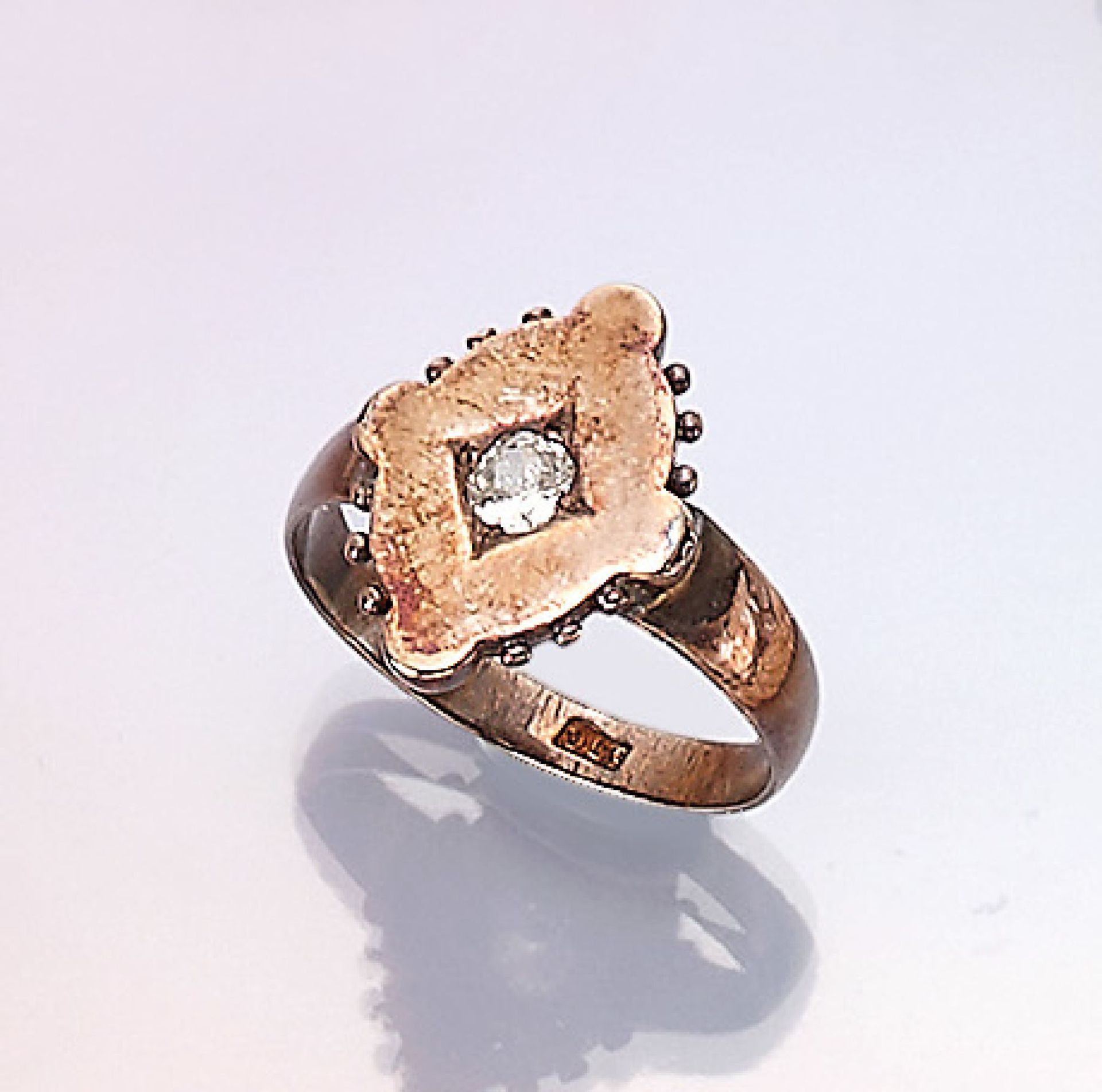 9 kt Gold Ring mit Diamant, um 1890, RoseG 375/000, Ringkopf seitl. mit aufgelegtenGranulaten,