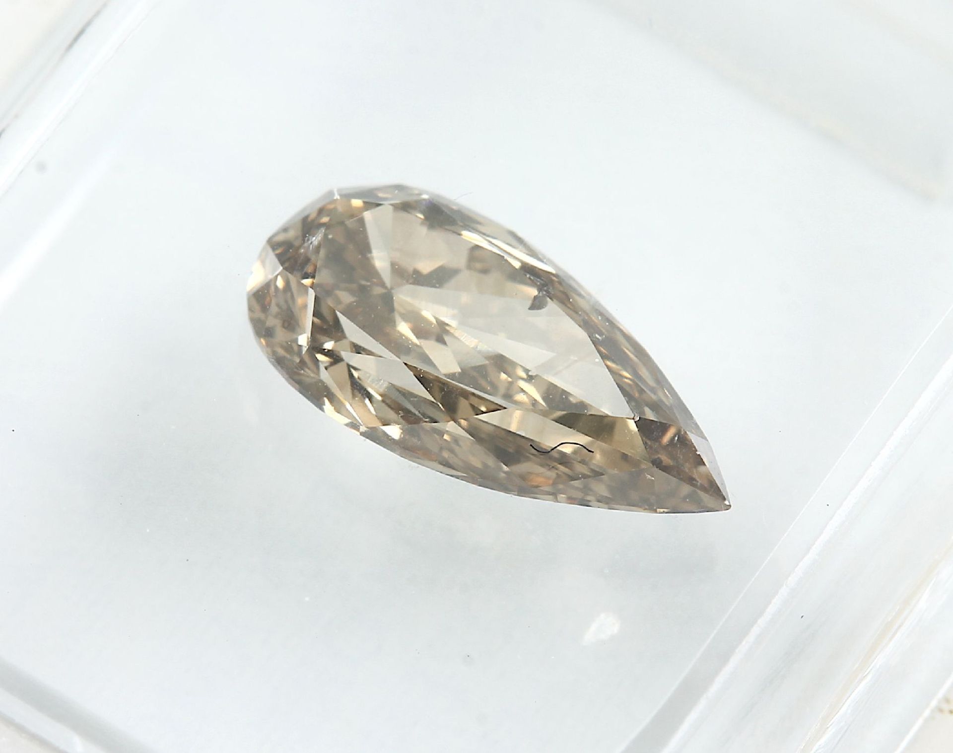 Loser Diamanttropfen, 1.03 ct, 9.74 x 4.95 x 3.17 mm, natural fancy brown-yellow, verschweißt, GIA - Bild 2 aus 3