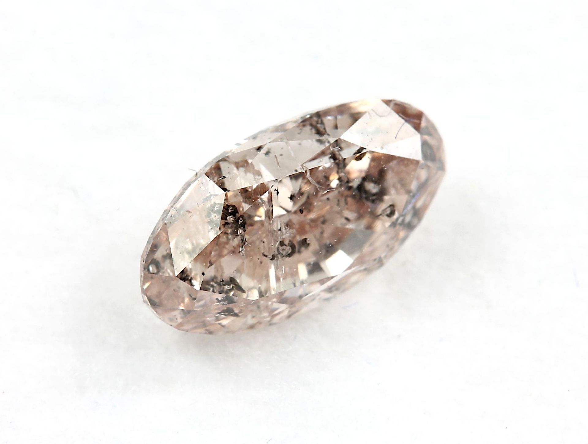 Loser Diamant, 0.79 ct, 7.77 x 4.14 x 3.26 mm, oval, natural fancy light pinkish brown, mit IGI - Bild 2 aus 3