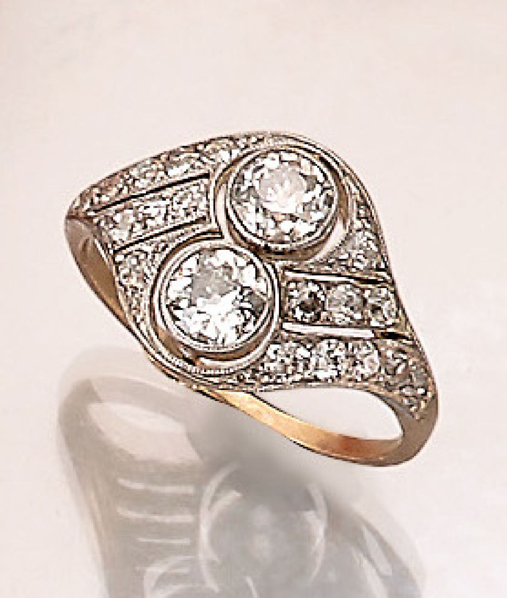 18 kt Gold Art-Deco-Ring mit Diamanten, GG 750/000, Schauseite zeittyp. plat., 2 Altschliffdiamanten
