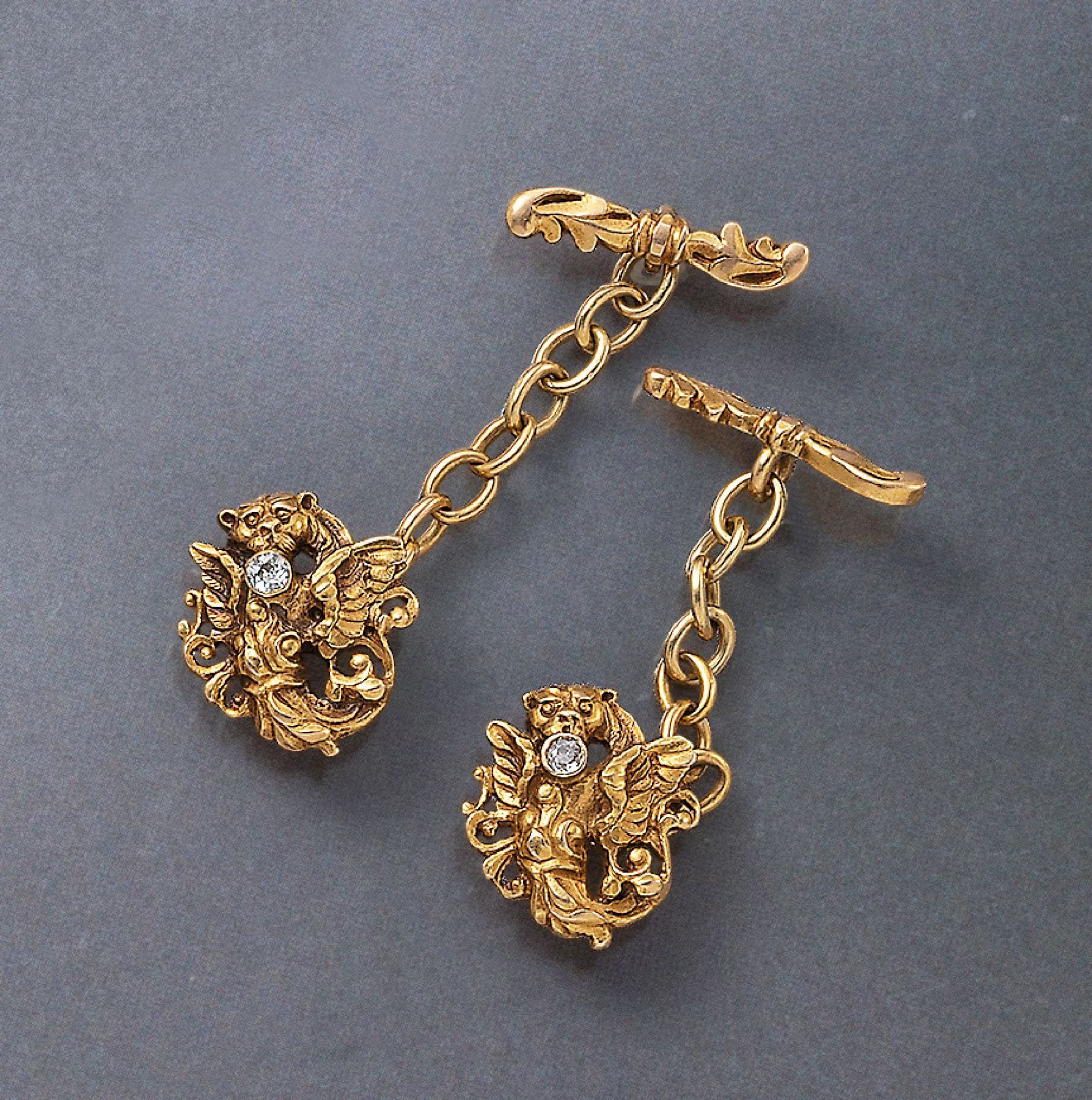Paar 18 kt Gold Jugendstil-Manschettenknöpfe, GG 750/000, um 1910, Drachen mit Diamantrosen im Maul,