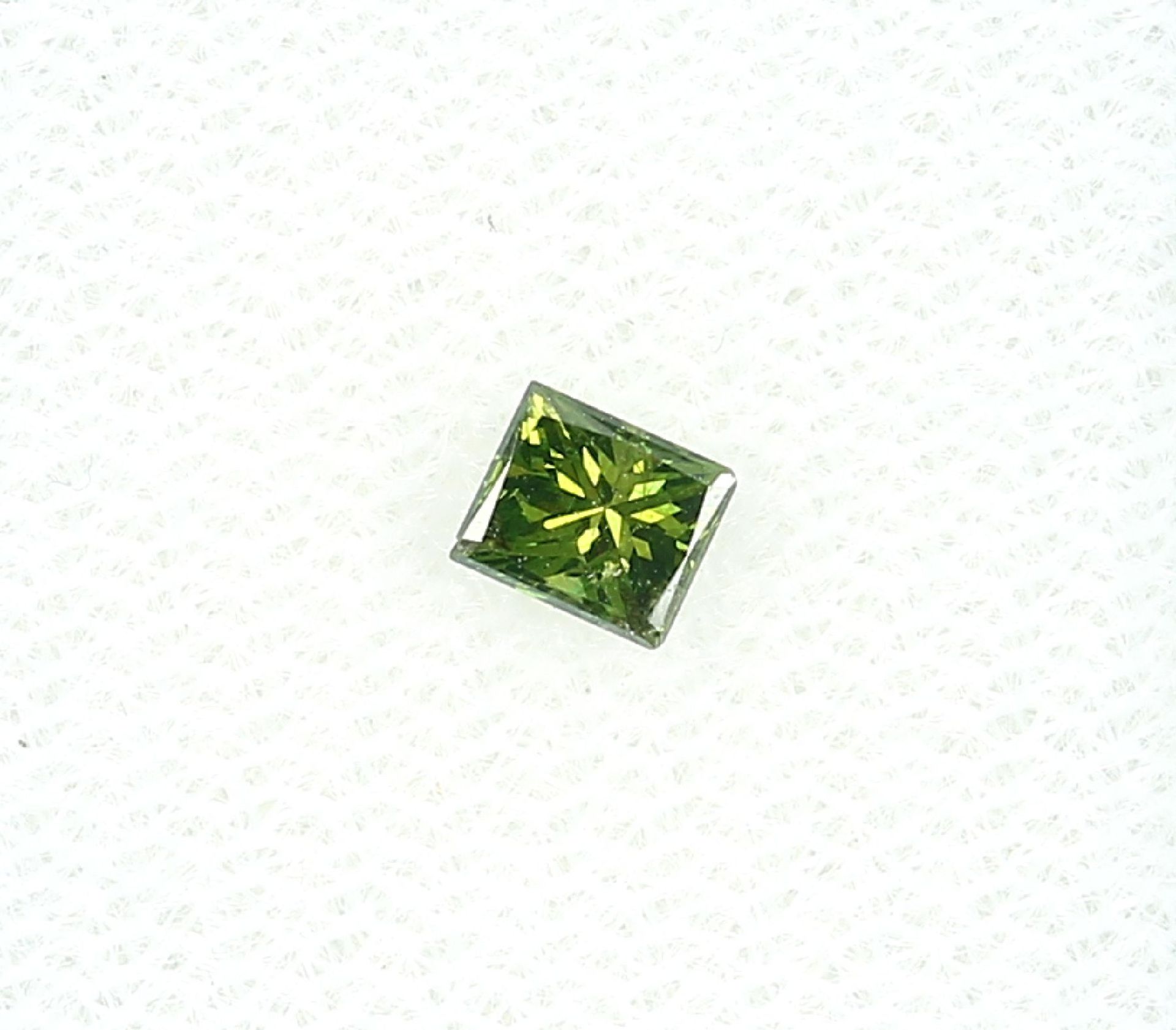 Loser Diamant, 0.21 ct Vivid Green/si2 (beh.), Princess-Cut, 3.68 x 3.12 x 2.35 mm Schätzpreis: 300,