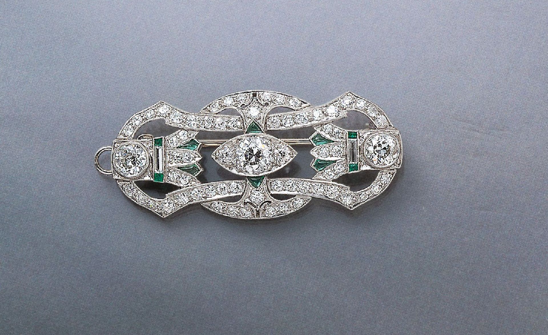 Art-Deco Anhänger/Brosche mit Diamanten und Smaragden, Platin, um 1920, voll ausgefasstmit