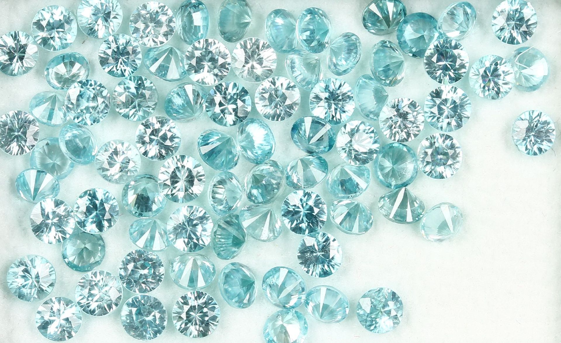 Lot lose blaue rundfacett. Zirkone, zus. 28.05 ct, in versch. Farbnuancen Schätzpreis: 1200, -