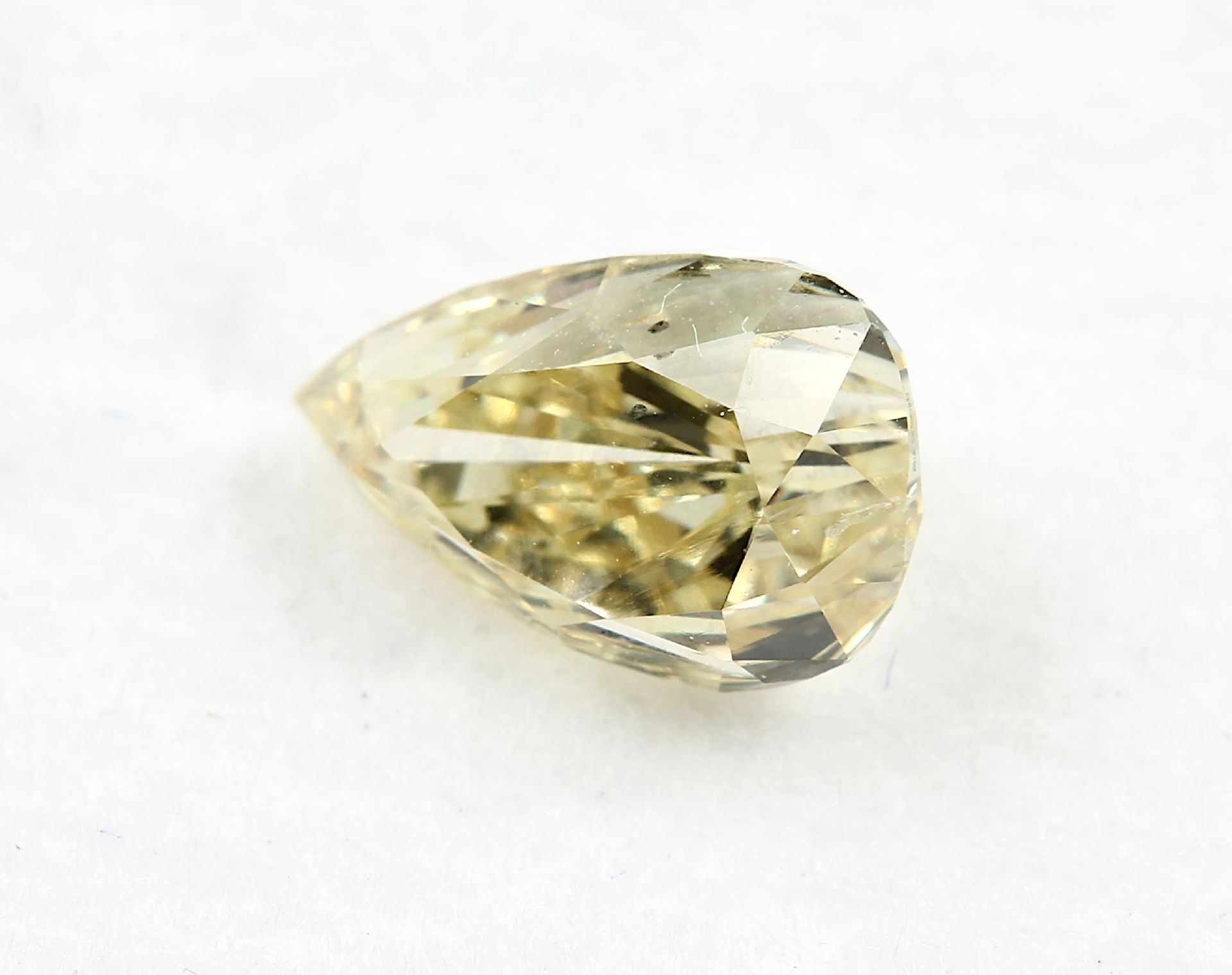 Loser Diamanttropfen, 0.77 ct, 6.93 x 4.43 x 3.93 mm, natural fancy brownish yellow/si2, mit GIA - Bild 2 aus 3