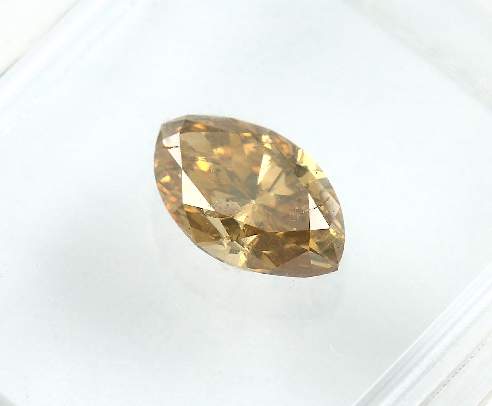 Lose Diamantnavette, 0.67 ct, 7.29 x 4.69 x3.18 mm, natural fancy deep brownish orangy yellow, - Bild 2 aus 3