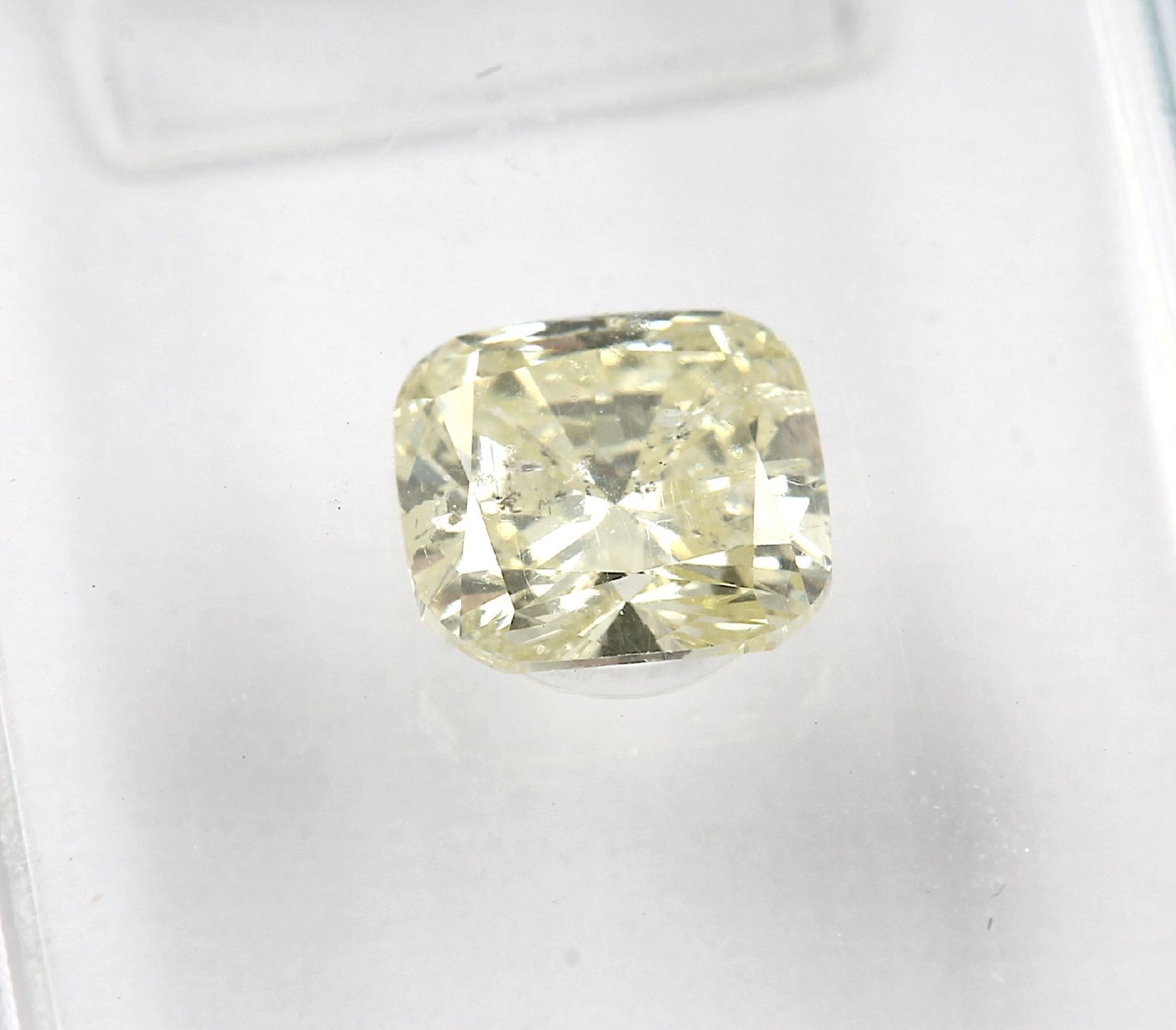 Loser Diamant, 0.70 ct, 5.38 x 4.95 x 3.22 mm, natural fancy yellow/p1, cushion modified - Bild 3 aus 3