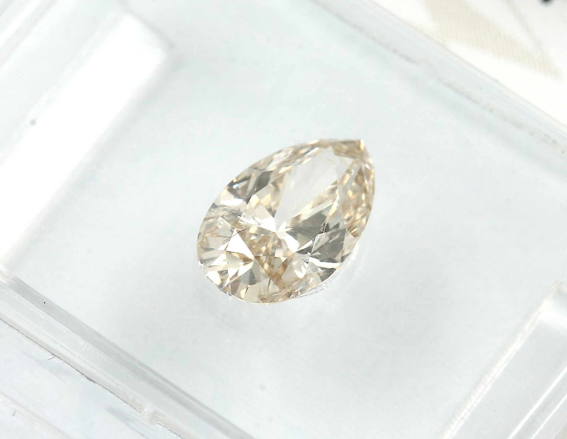 Loser Diamanttropfen, 0.72 ct, 7.55 x 4.81 x 3.07 mm, natural fancy light yellowish brown/p1, - Bild 3 aus 3