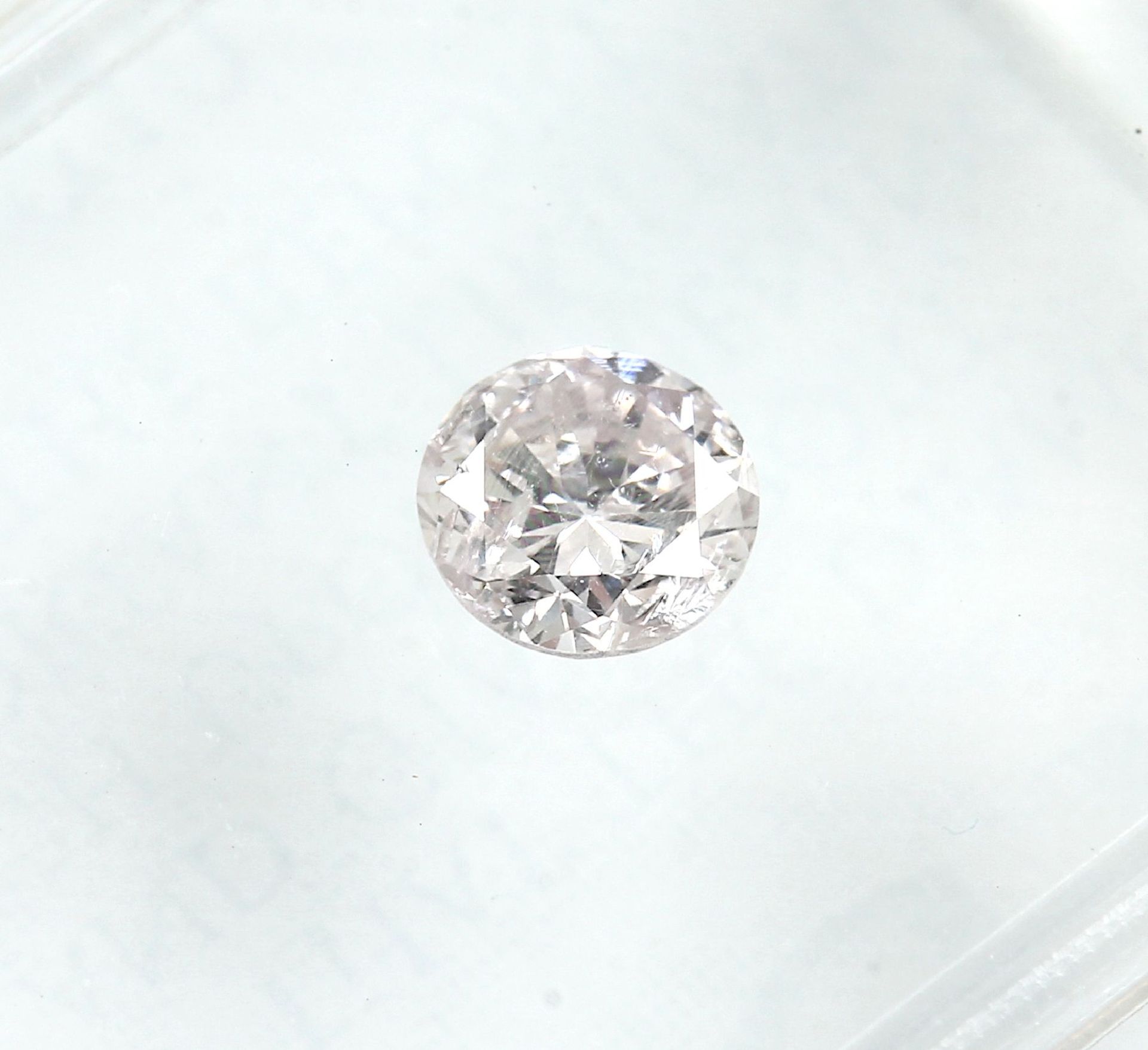 Loser Brillant, 0.20 ct, 3.72 x 3.79 x 2.27mm, natural faint pink, verschweißt, mit GIA-Expertise - Bild 3 aus 3