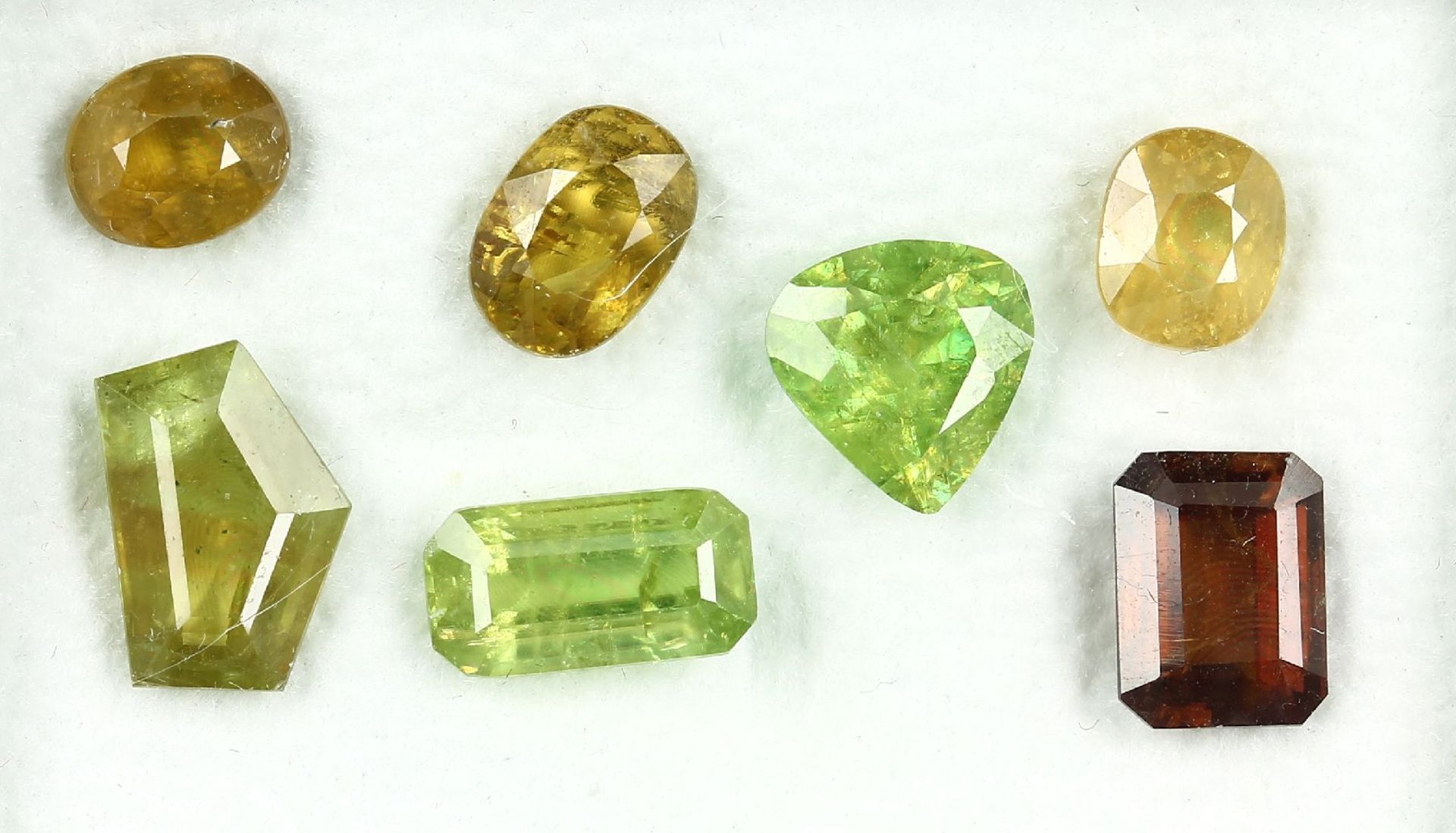 Lot 7 lose facett. Sphene, zus. 17.29 ct, in versch. Farben und Schliffarten Schätzpreis: 1100, -