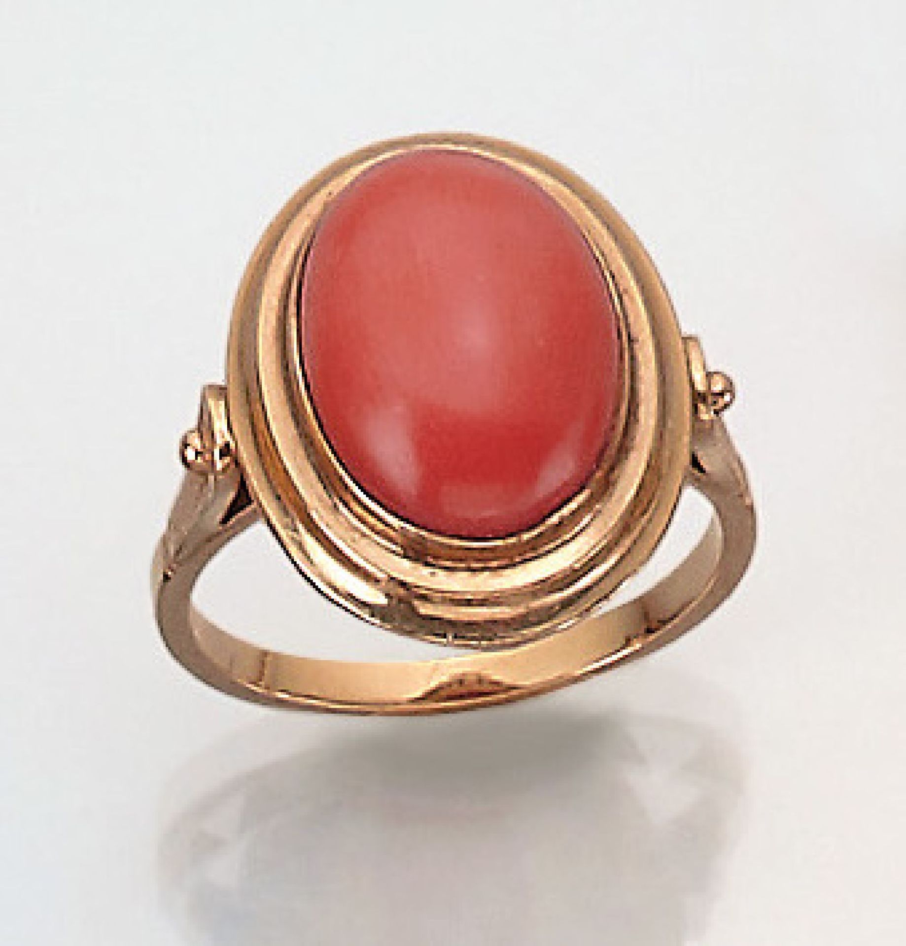 8 kt Gold Ring mit Koralle, deutsch um 1935/ 40, GG 333/000, mit einem ovalen Korallen- cabochon,