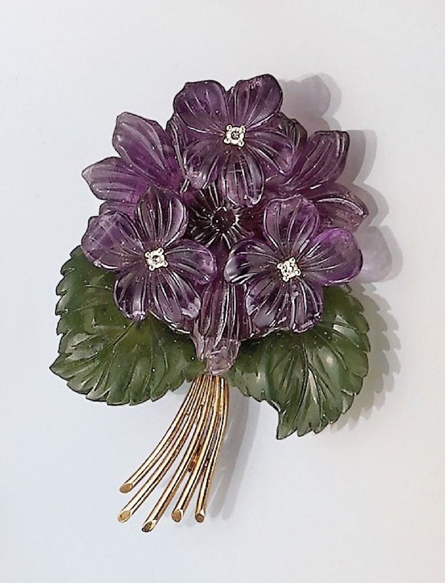 14 kt Gold Veilchenbrosche mit Amethyst und Diamanten, GG 585/000, facett. Amethyst- blüten, (1 x