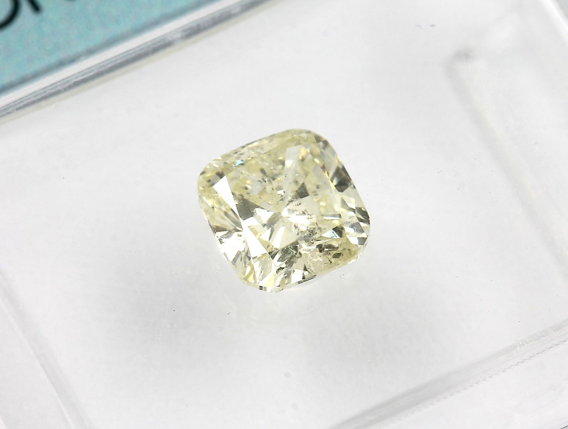 Loser Diamant, 0.70 ct, 5.38 x 4.95 x 3.22 mm, natural fancy yellow/p1, cushion modified - Bild 2 aus 3