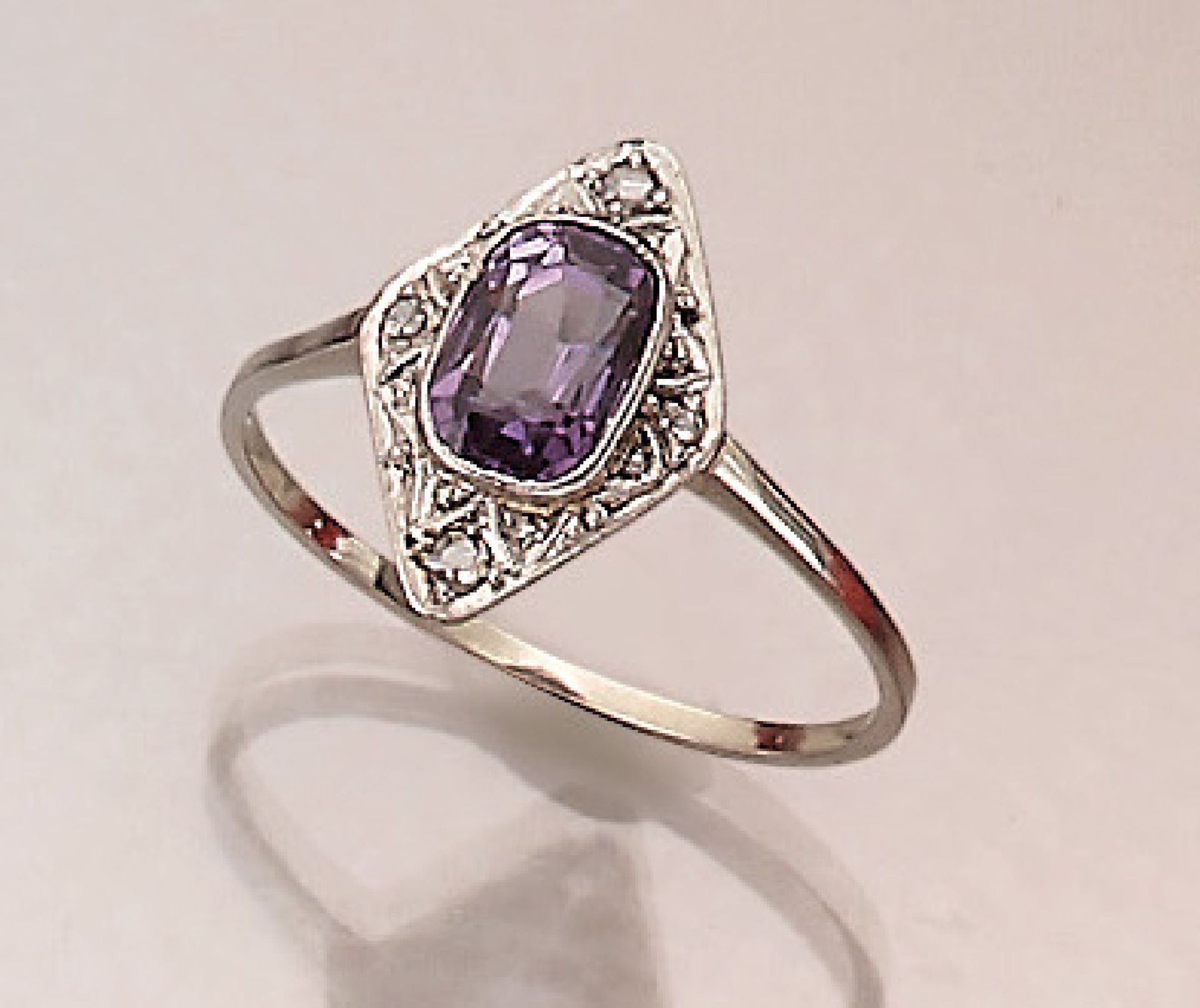 Ring mit Diamanten und Saphir, um 1900/10, Platin, gepr., mittig blaue Synthese im Kissenschliff,