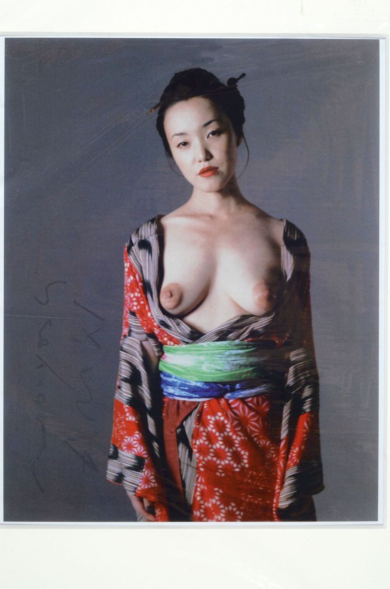 Araki Nobuyoshi, geb. 1940, weiblicher Akt in Kimono, Aktfotografie, handsigniert, Passepartout, ca. - Bild 2 aus 2