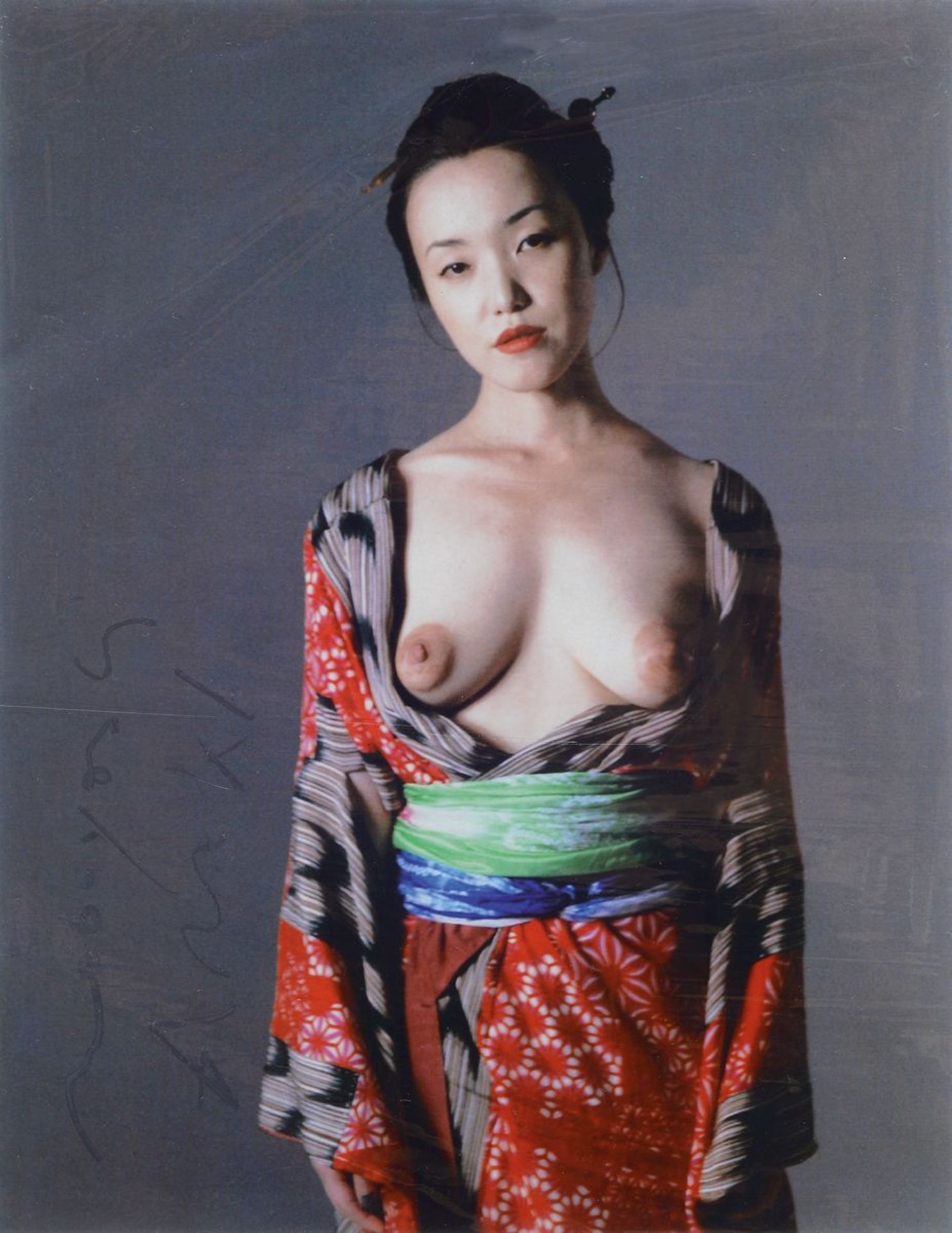 Araki Nobuyoshi, geb. 1940, weiblicher Akt in Kimono, Aktfotografie, handsigniert, Passepartout, ca.