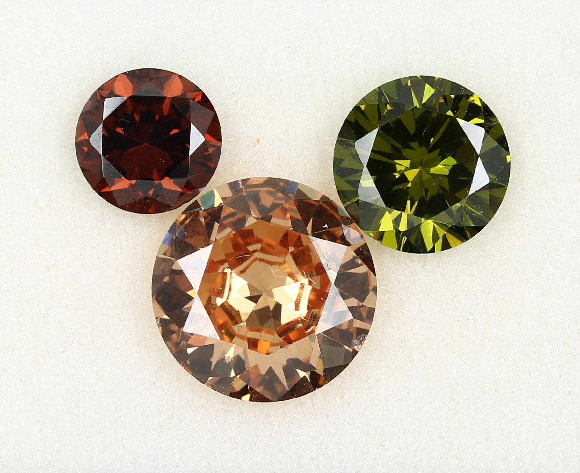 Lot 3 lose Zirkone, zus. ca. 26.84 ct, 1 x Orangebraun;