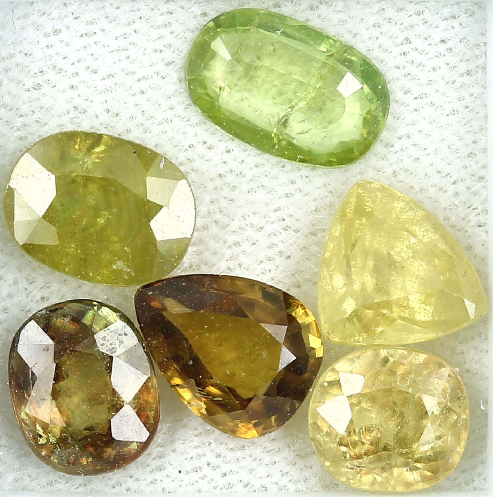 Lot 6 Sphene, zus. ca. 12 ct, Grünlich, gelb und Braun,