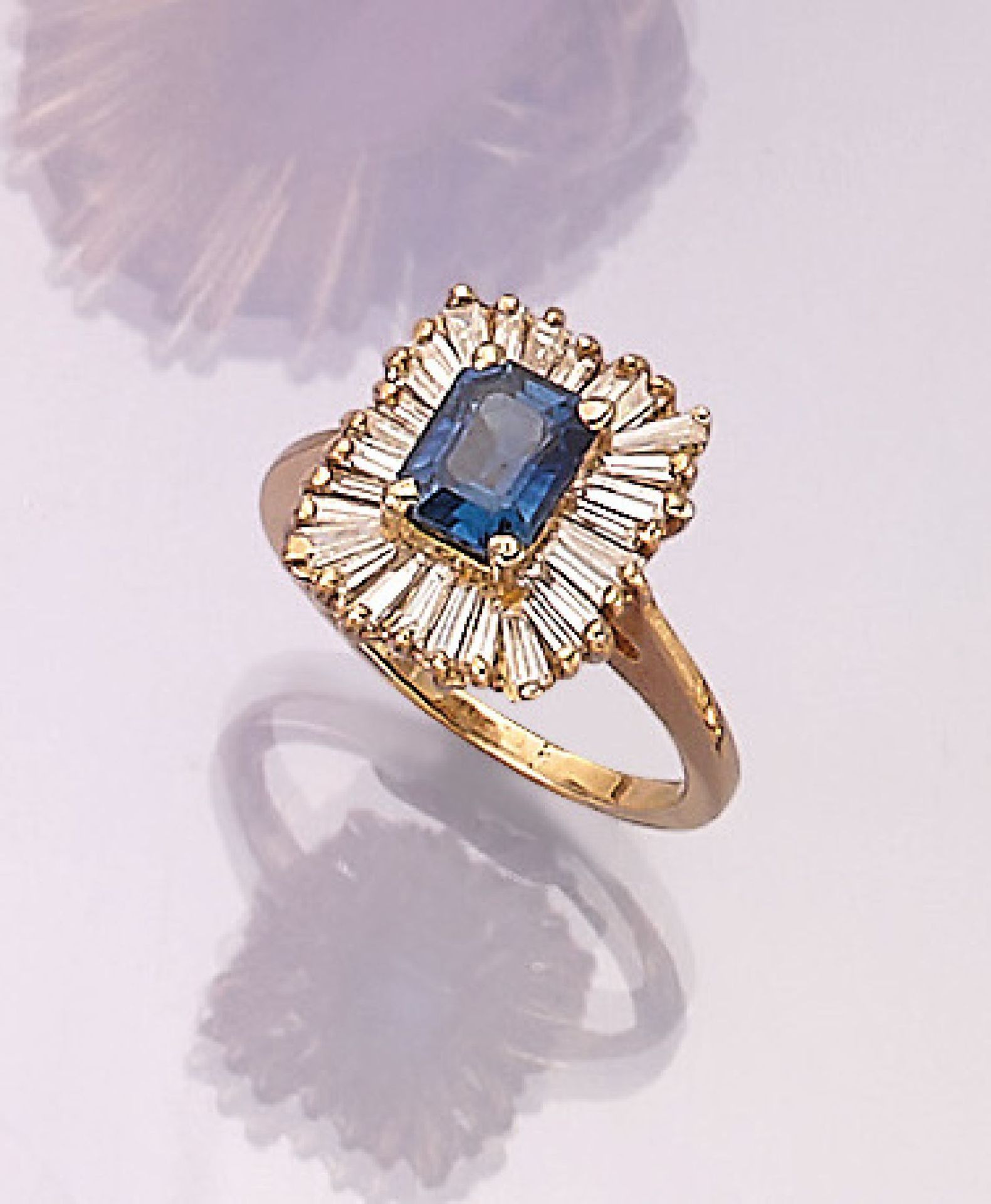 18 kt Gold Ring mit Saphir und Diamanten, GG 750/000,