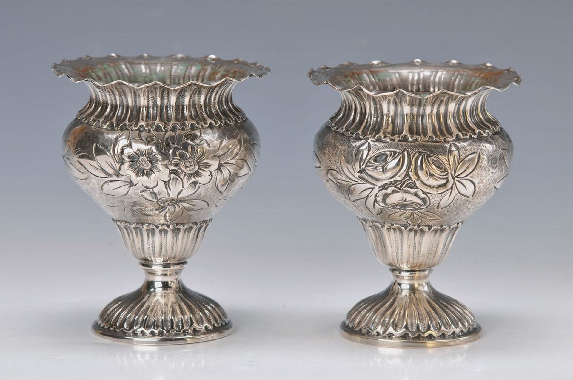 Paar Vasen, Italien, 800er Silber, geprägter floraler