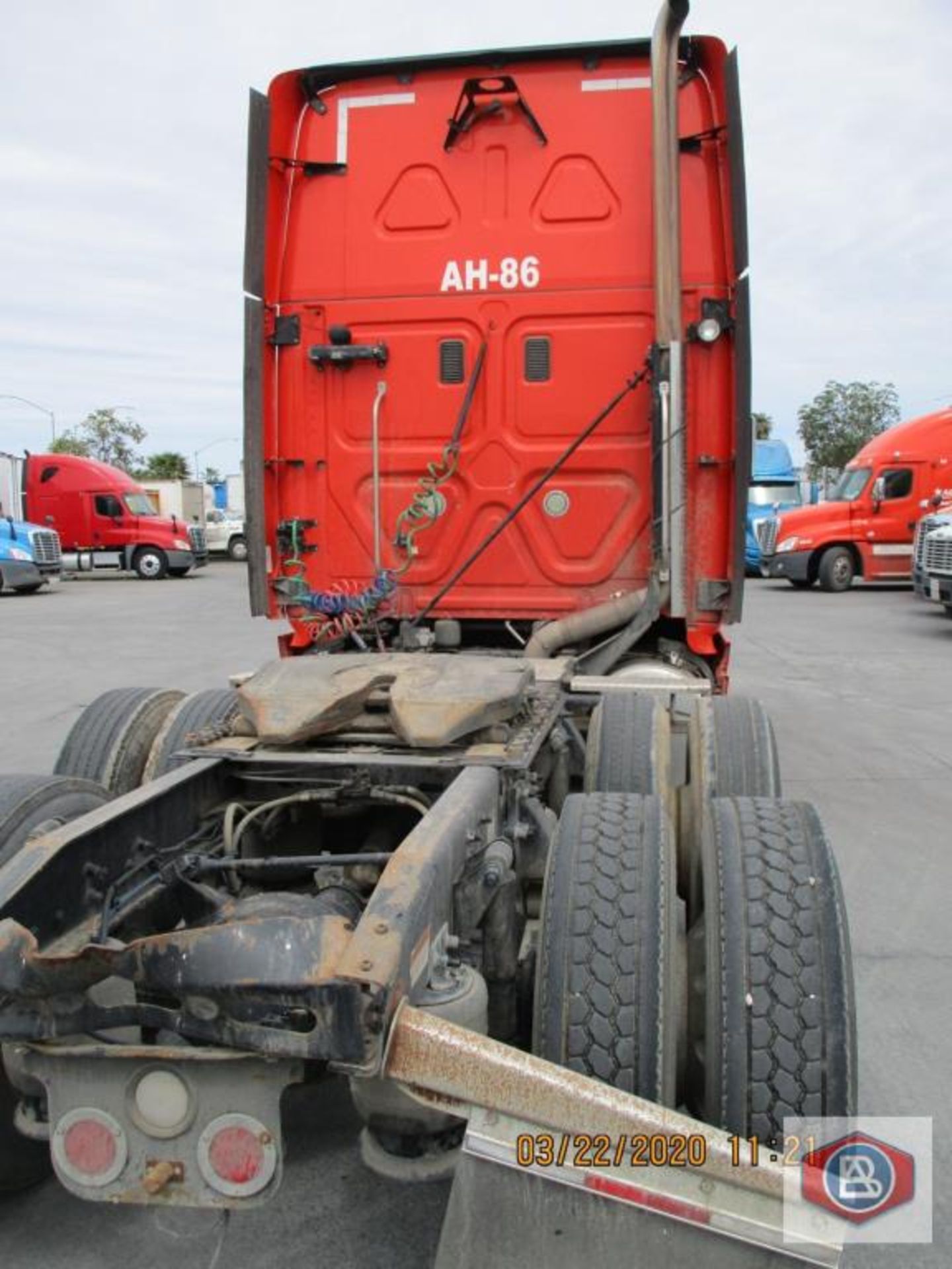 2013 Freightliner Cascadia Cummins ISX - Image 4 of 8