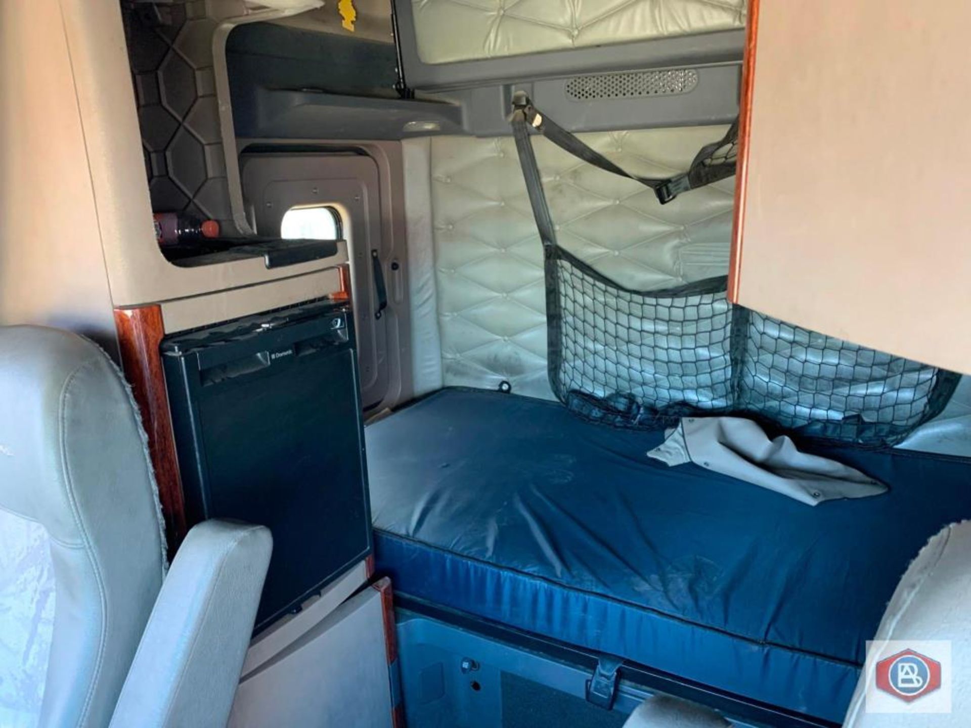 2012 Freightliner Cascadia Cummins ISX - Image 7 of 8