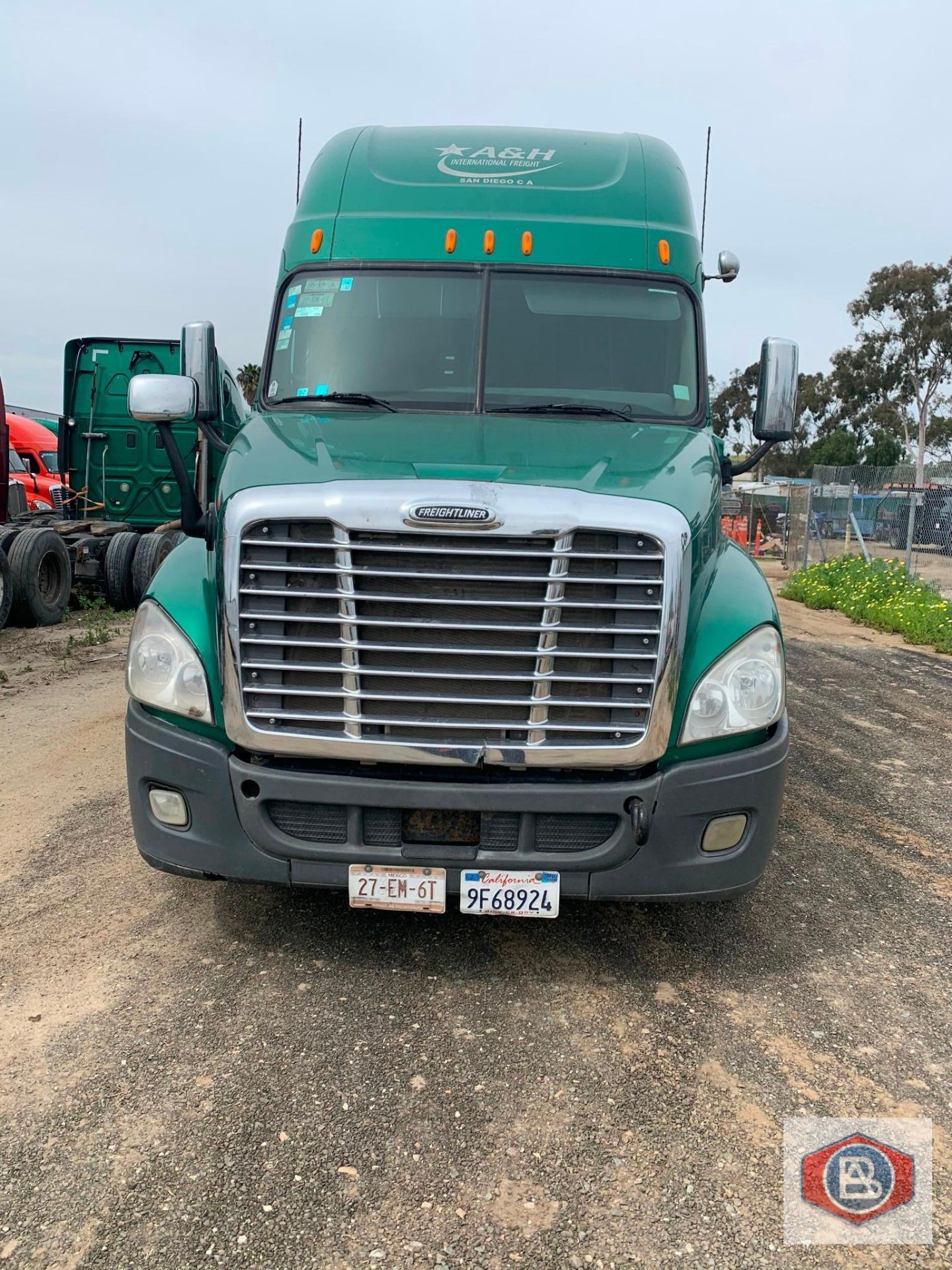 2013 Freightliner Cascadia Cummins ISX - Image 2 of 7