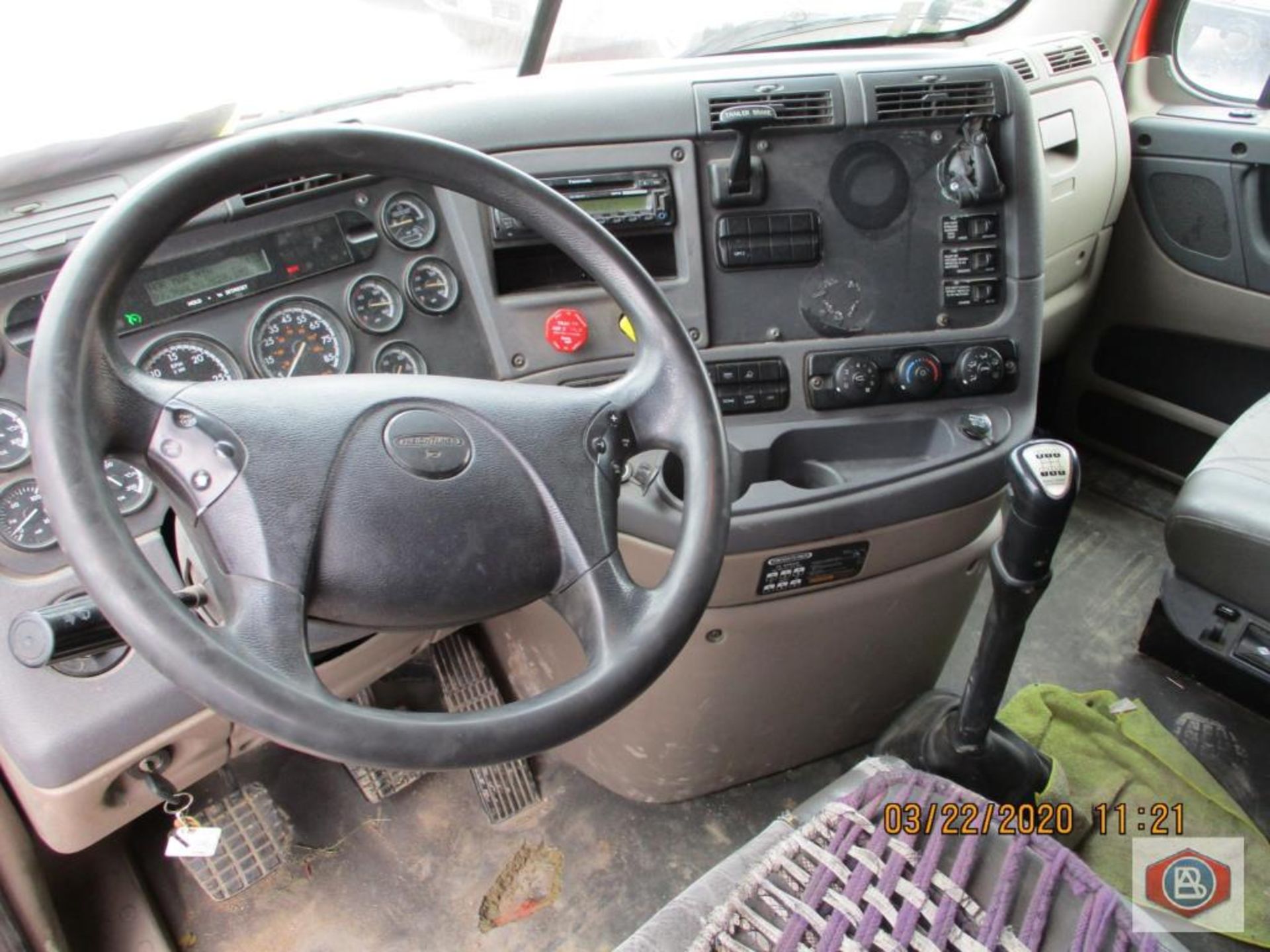 2013 Freightliner Cascadia Cummins ISX - Image 7 of 8