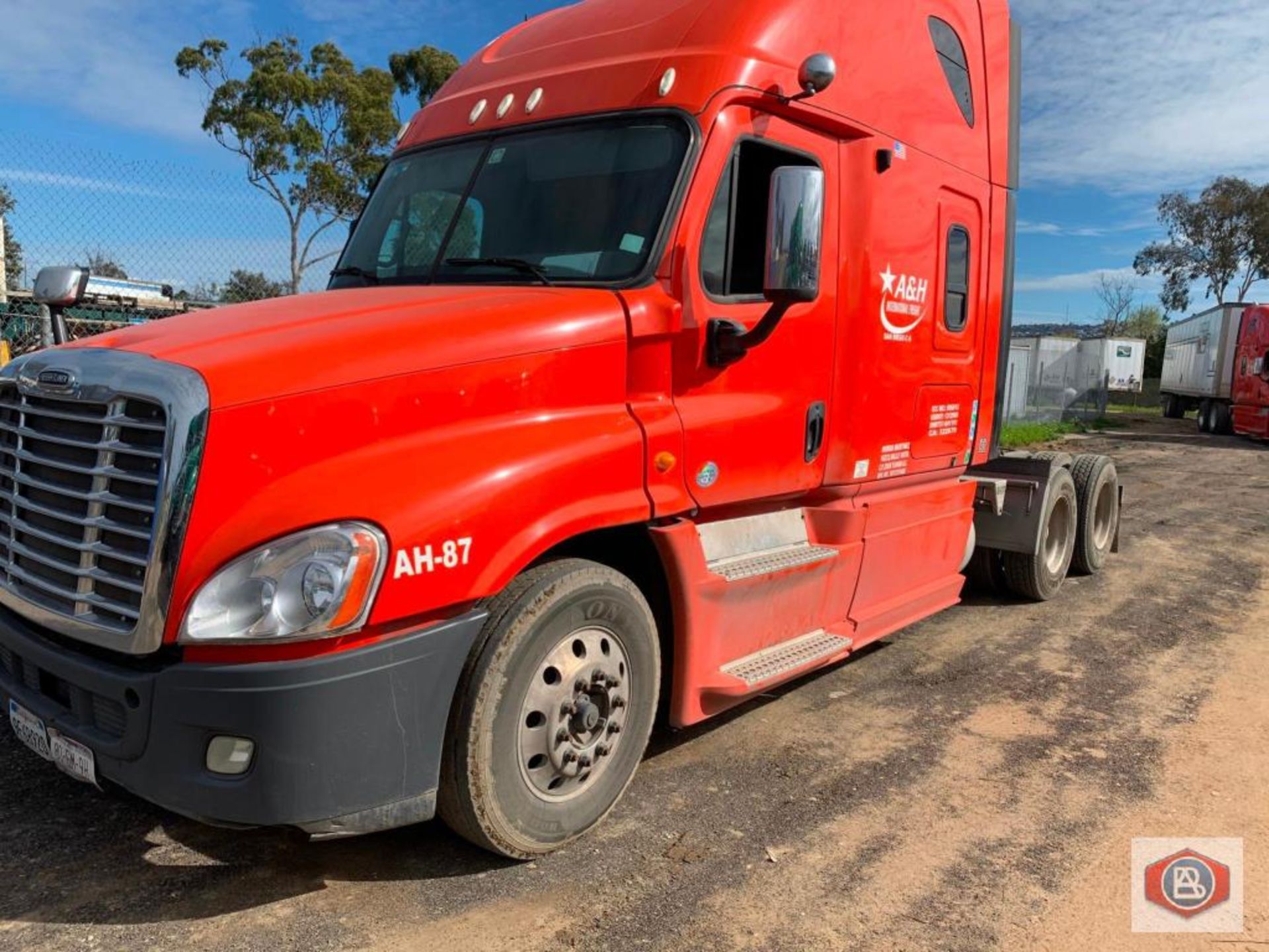 2013 Freightliner Cascadia Cummins ISX - Image 2 of 7