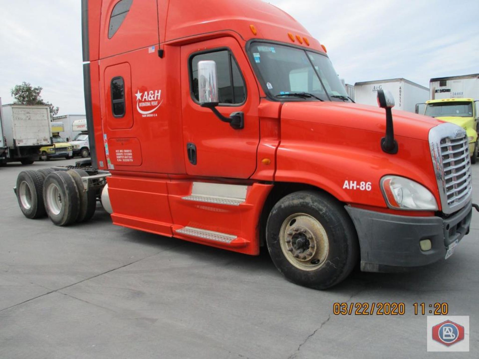 2013 Freightliner Cascadia Cummins ISX - Image 3 of 8