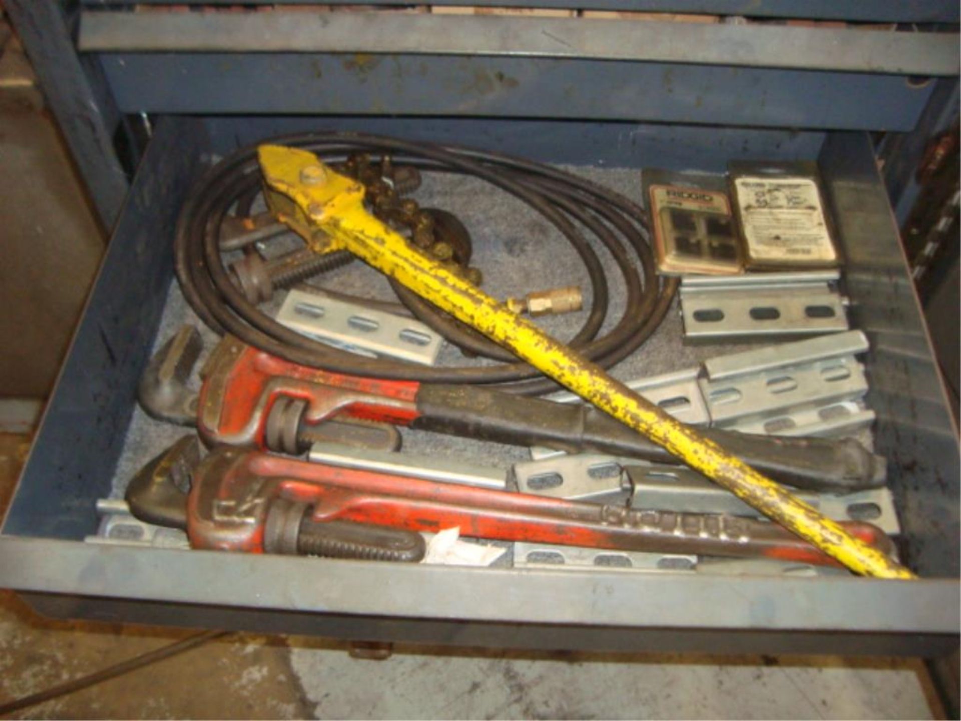 Mobile Pipe Threader With Supply Cart - Image 9 of 17