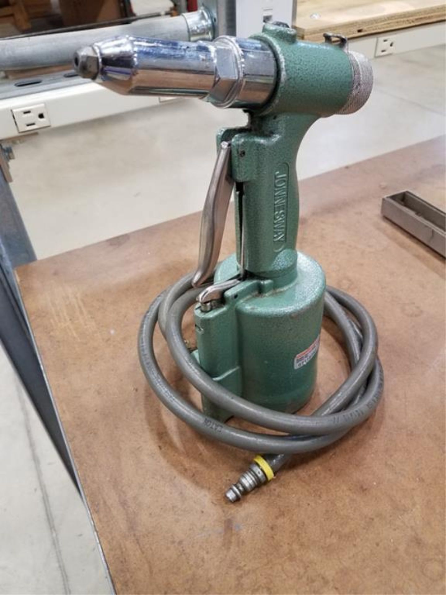 Pneumatic Rivet Gun