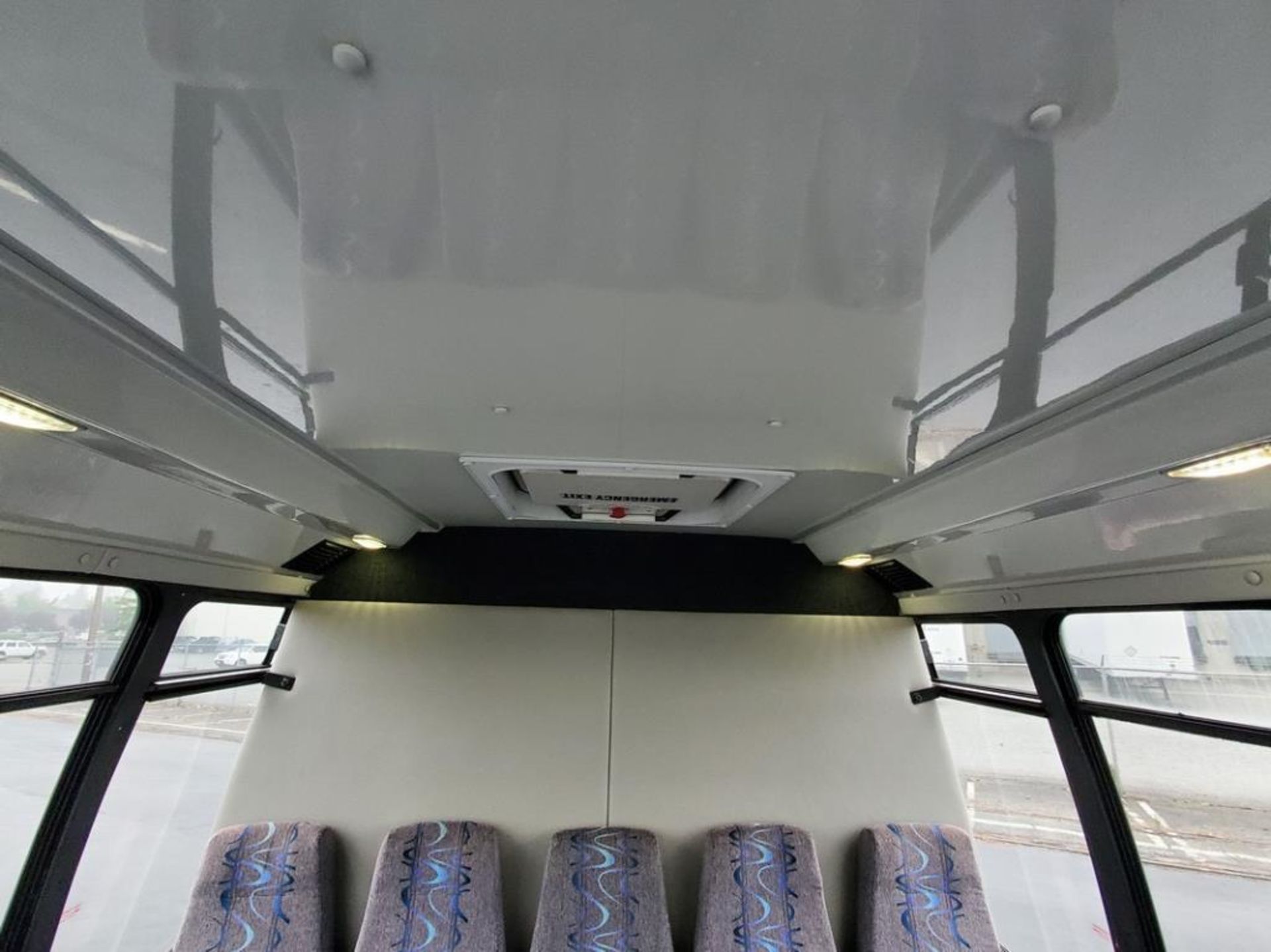 FORD E450 Starcraft Shuttle Bus - Image 12 of 13