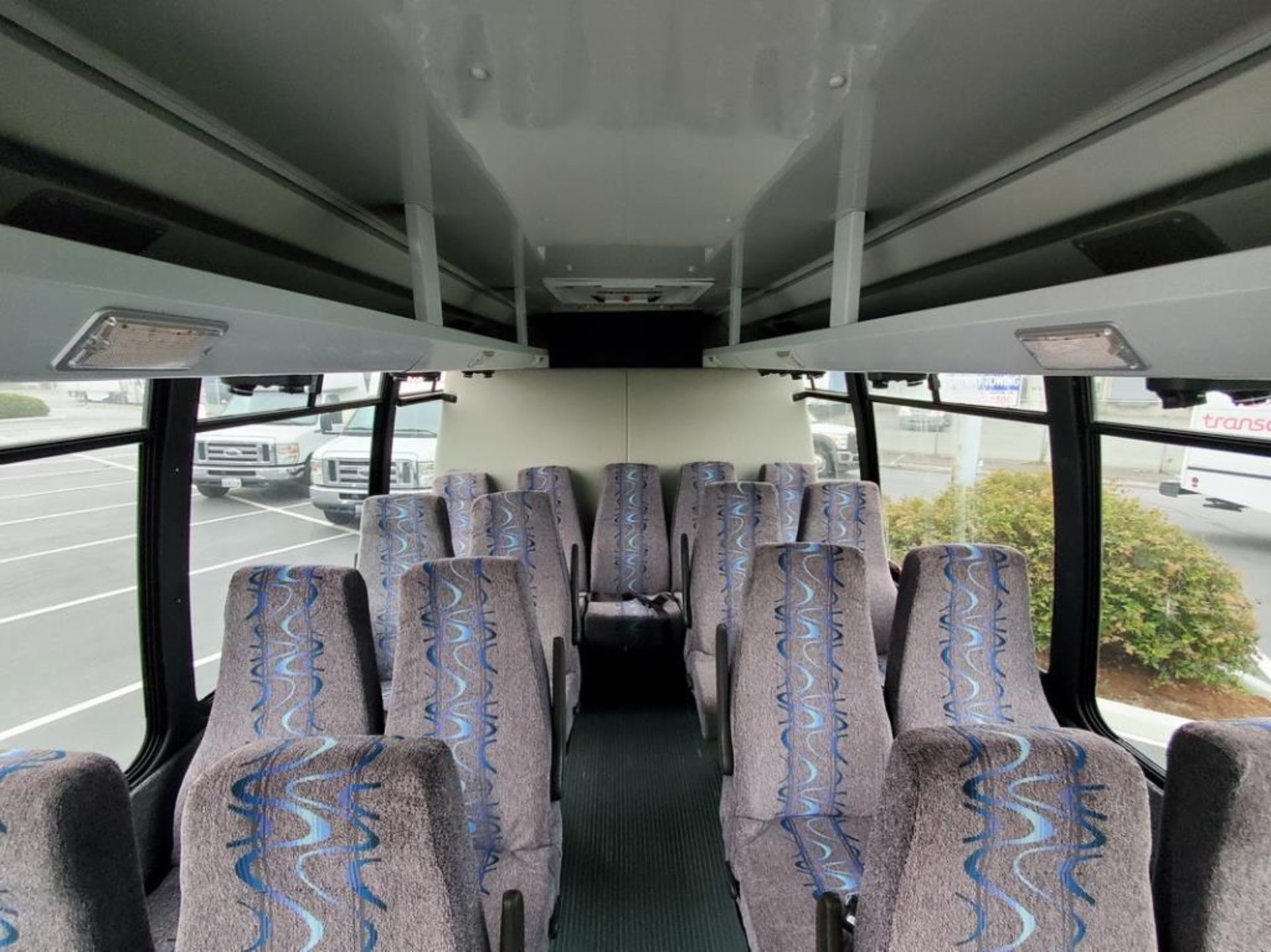 FORD E450 Starcraft Shuttle Bus - Image 12 of 13